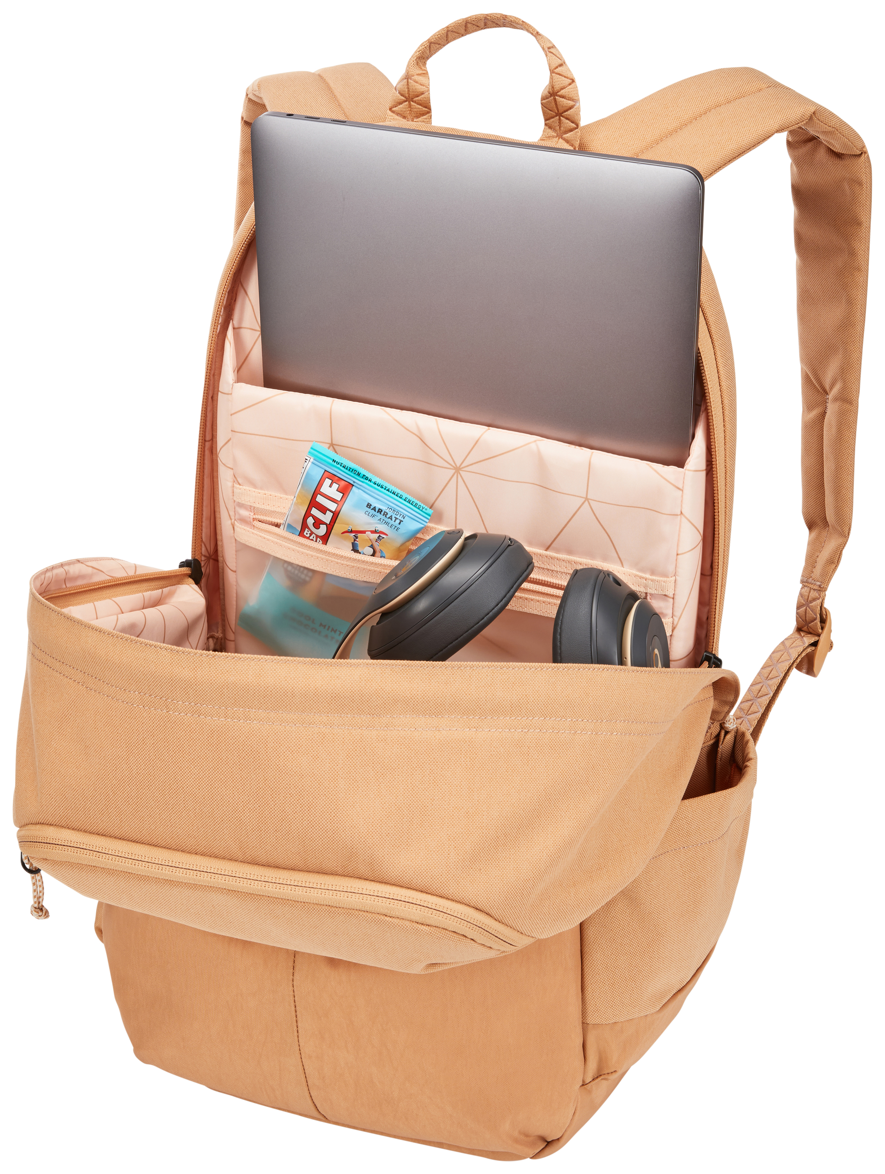 Offener Rucksack mit Laptop, Kopfhörern und Snacks darin.