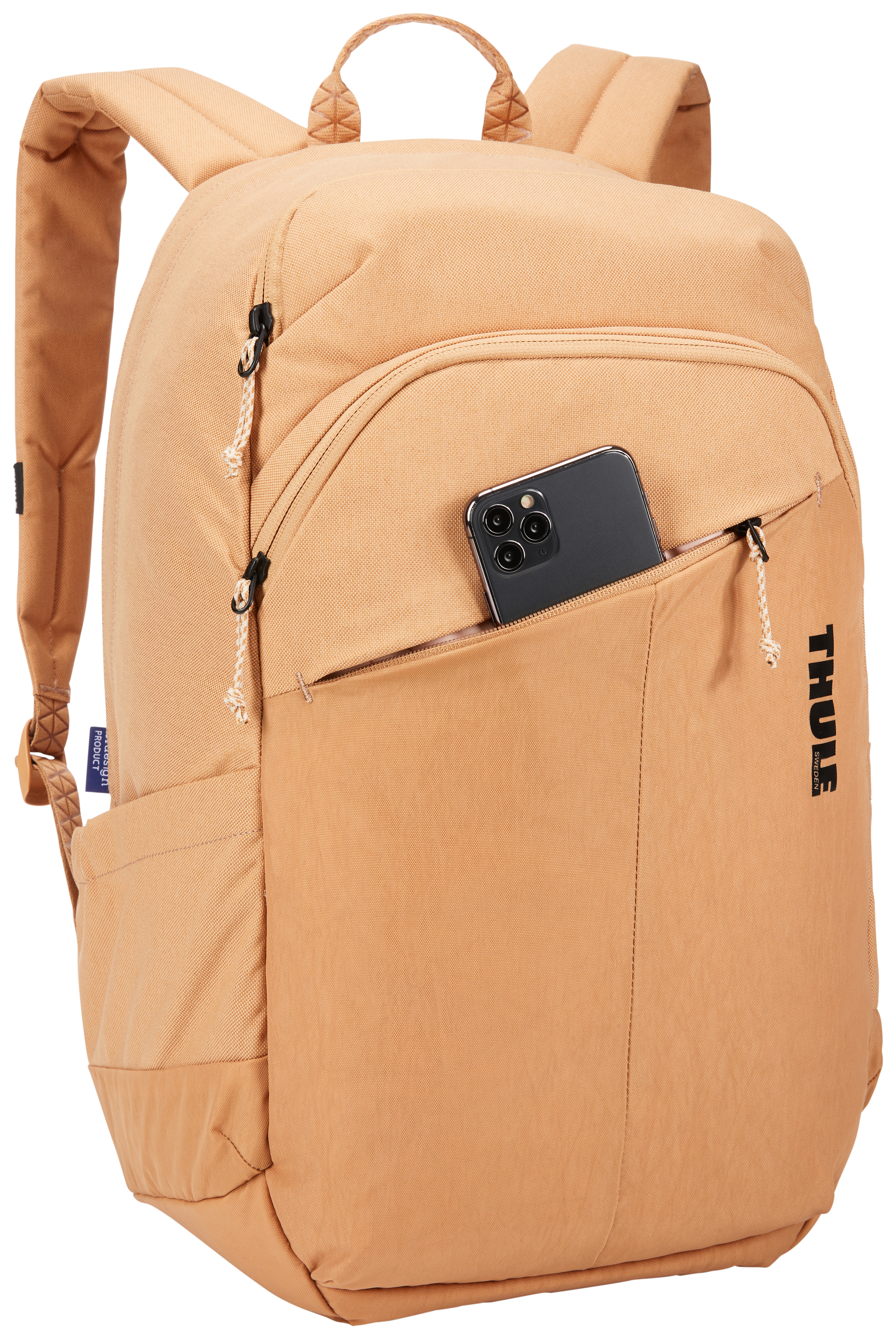 Beigefarbener Rucksack mit Telefon in der Vordertasche. Schwarzer Reißverschluss und Träger. Weißer Hintergrund.
