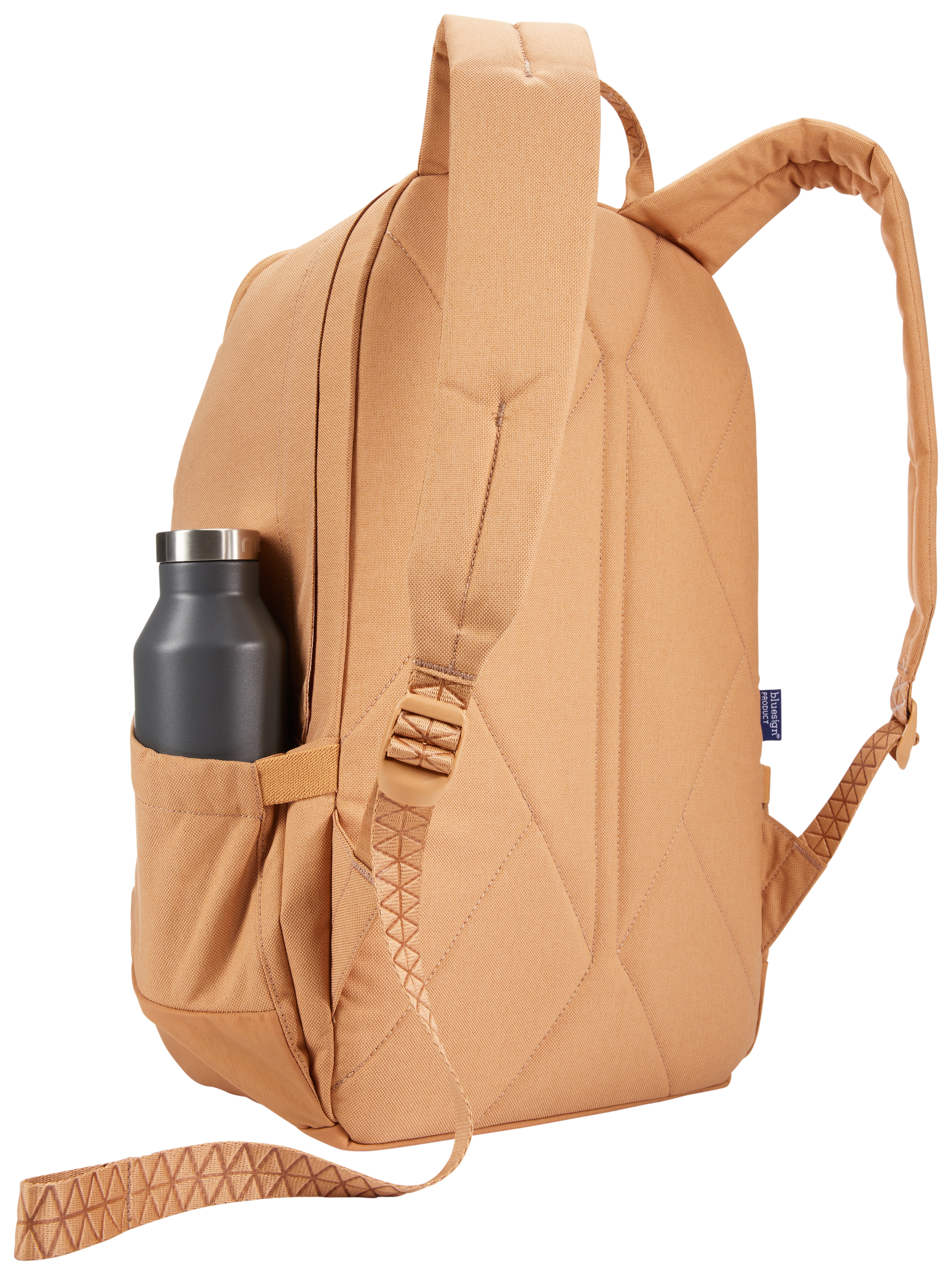 Ein beigefarbener Rucksack mit einer Wasserflasche in der Seitentasche.