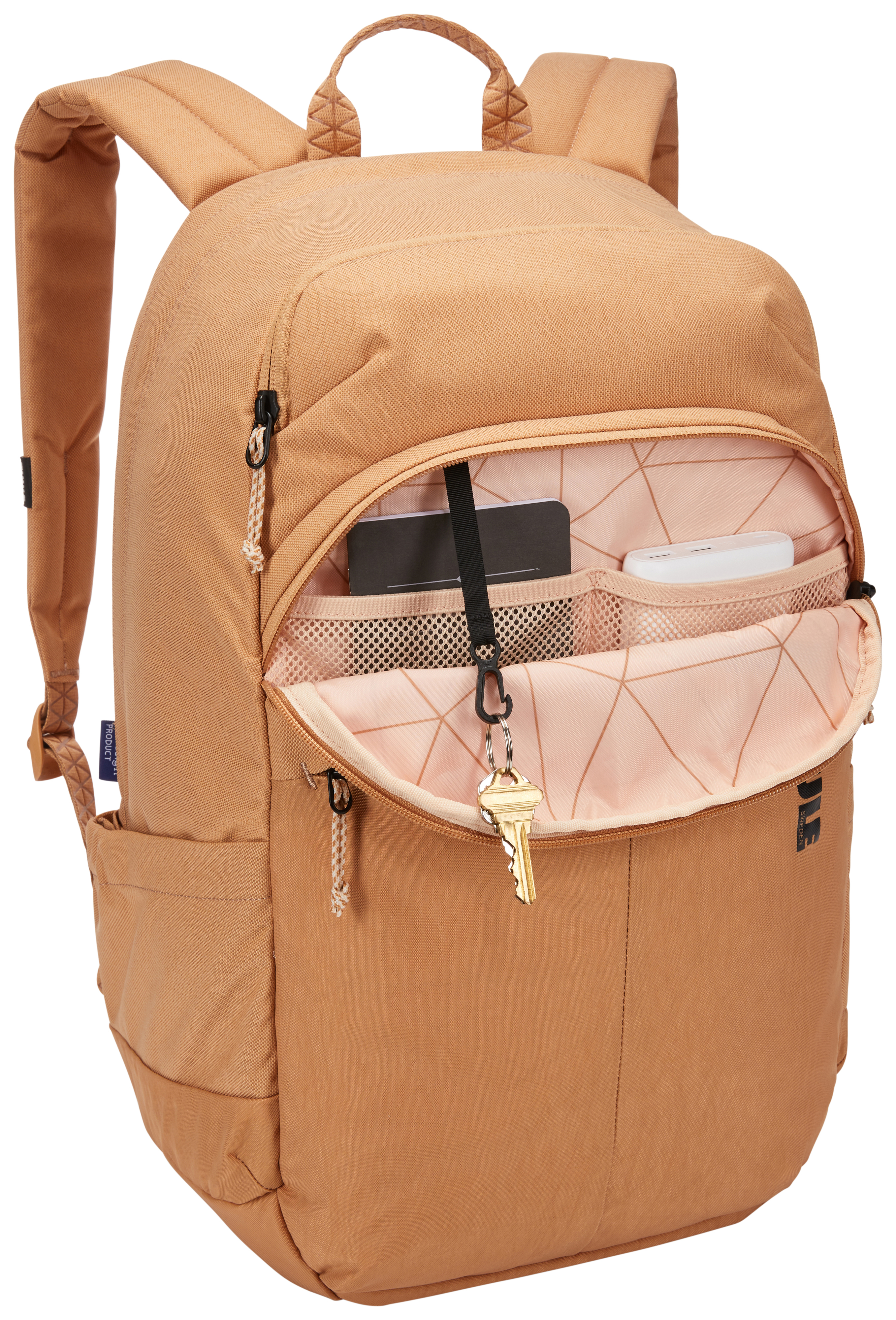 Ein brauner Rucksack, geöffnet, zeigt Innentaschen mit Gegenständen, einschließlich eines Schlüssels. Ein hellrosa Futter ist sichtbar.