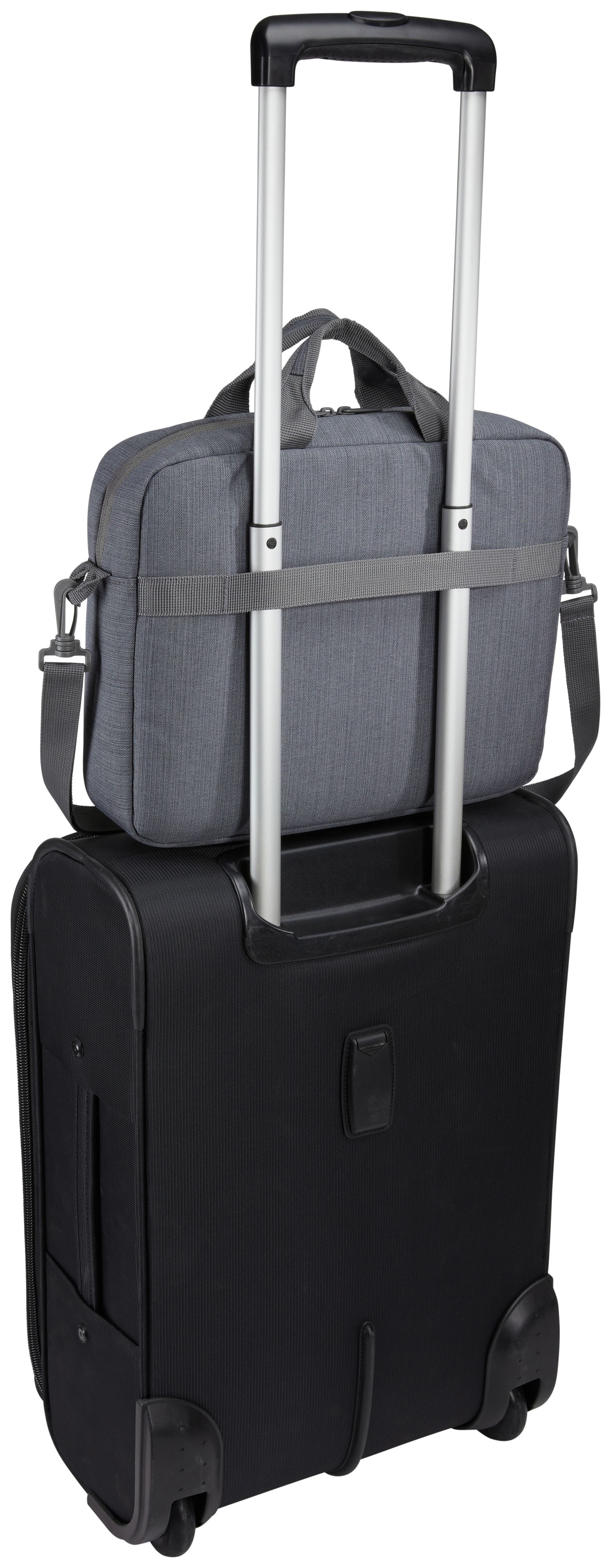 Grijze laptoptas bovenop een zwarte rolkoffer, met een uitgeschoven handvat.