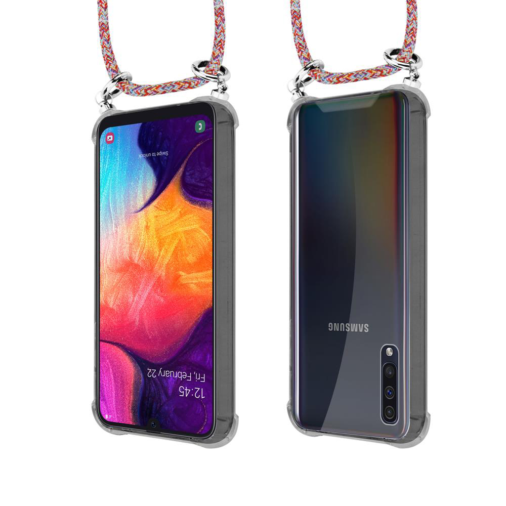 Zwei Telefone mit Hüllen und Lanyards. Eines zeigt den Bildschirm, das andere die Rückseite.