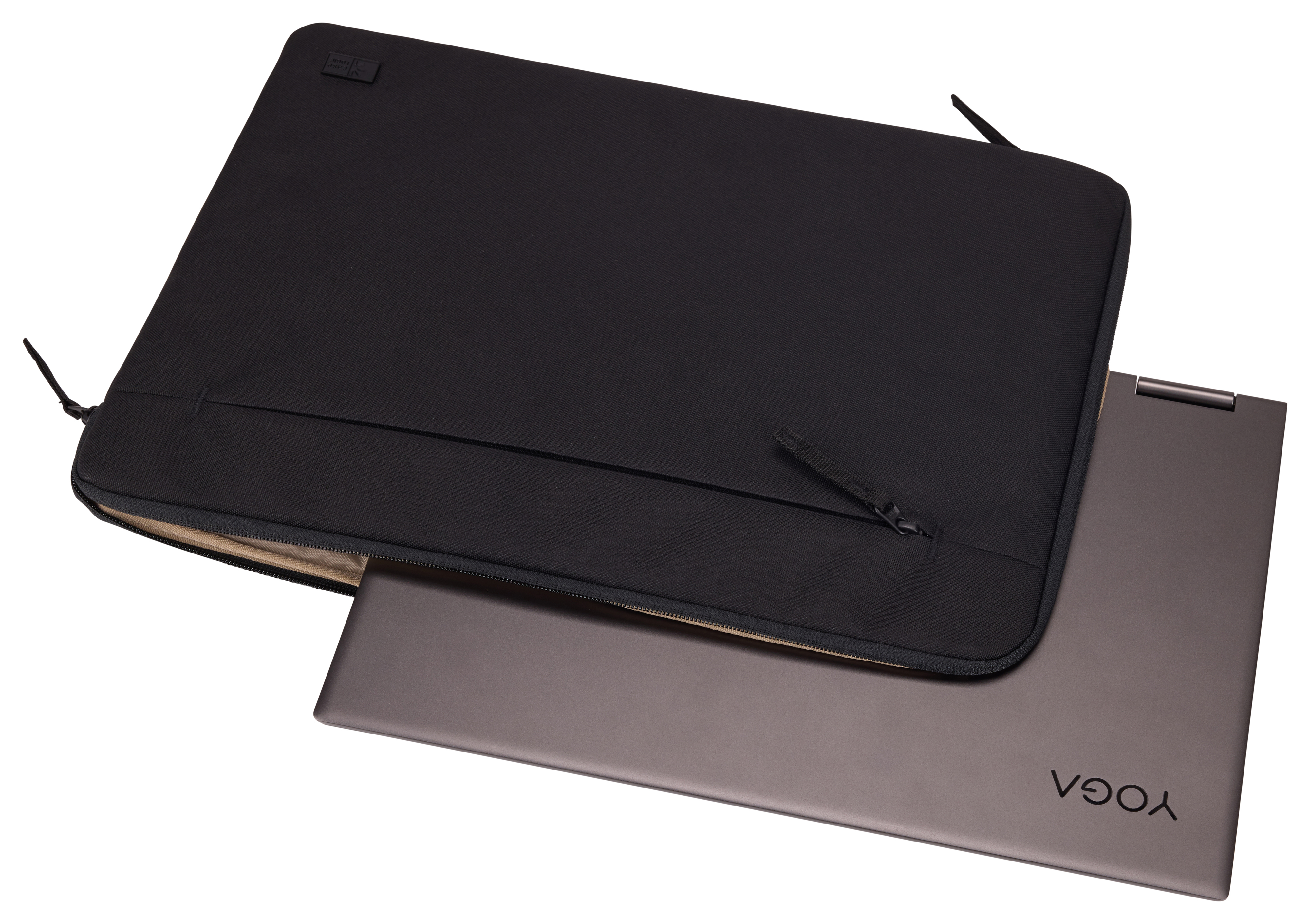 Zwarte laptoptas met een laptop erin. De laptop is grijs met het woord 'YOGA'.