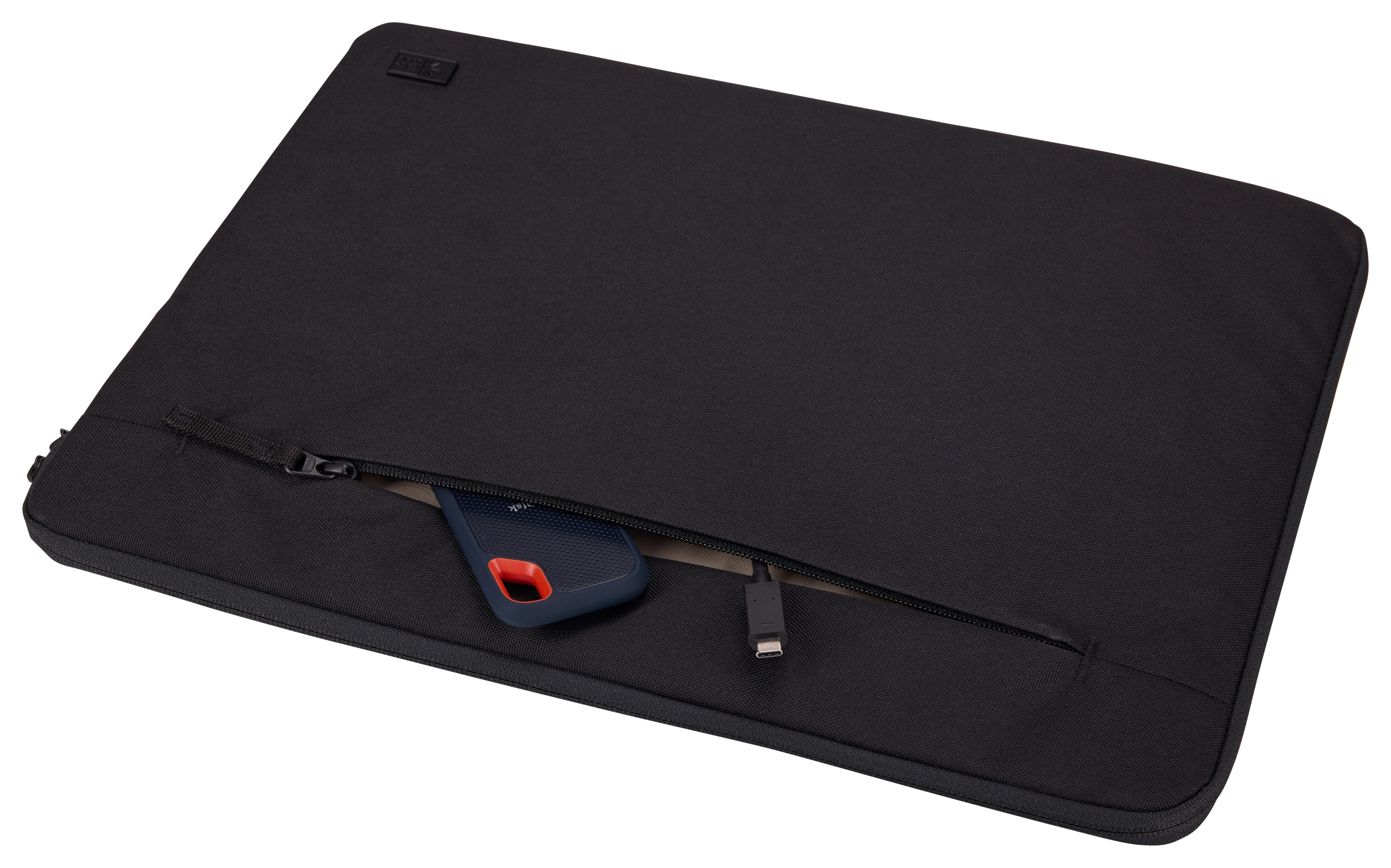 Zwarte laptoptas met een rits. Een blauw en rood apparaat zit in de zak.
