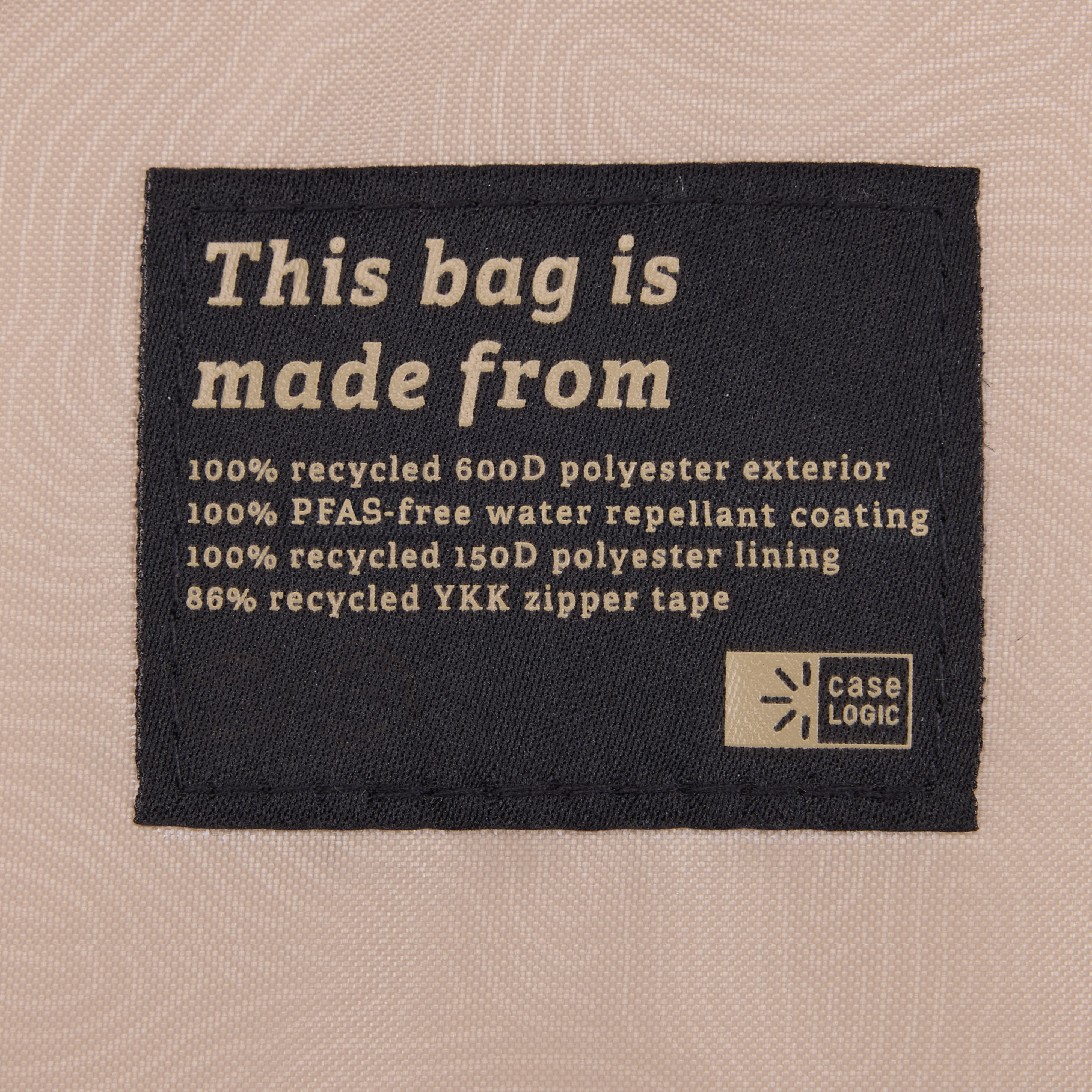 Close-up van een label op een tas, met details over de gebruikte gerecyclede materialen.