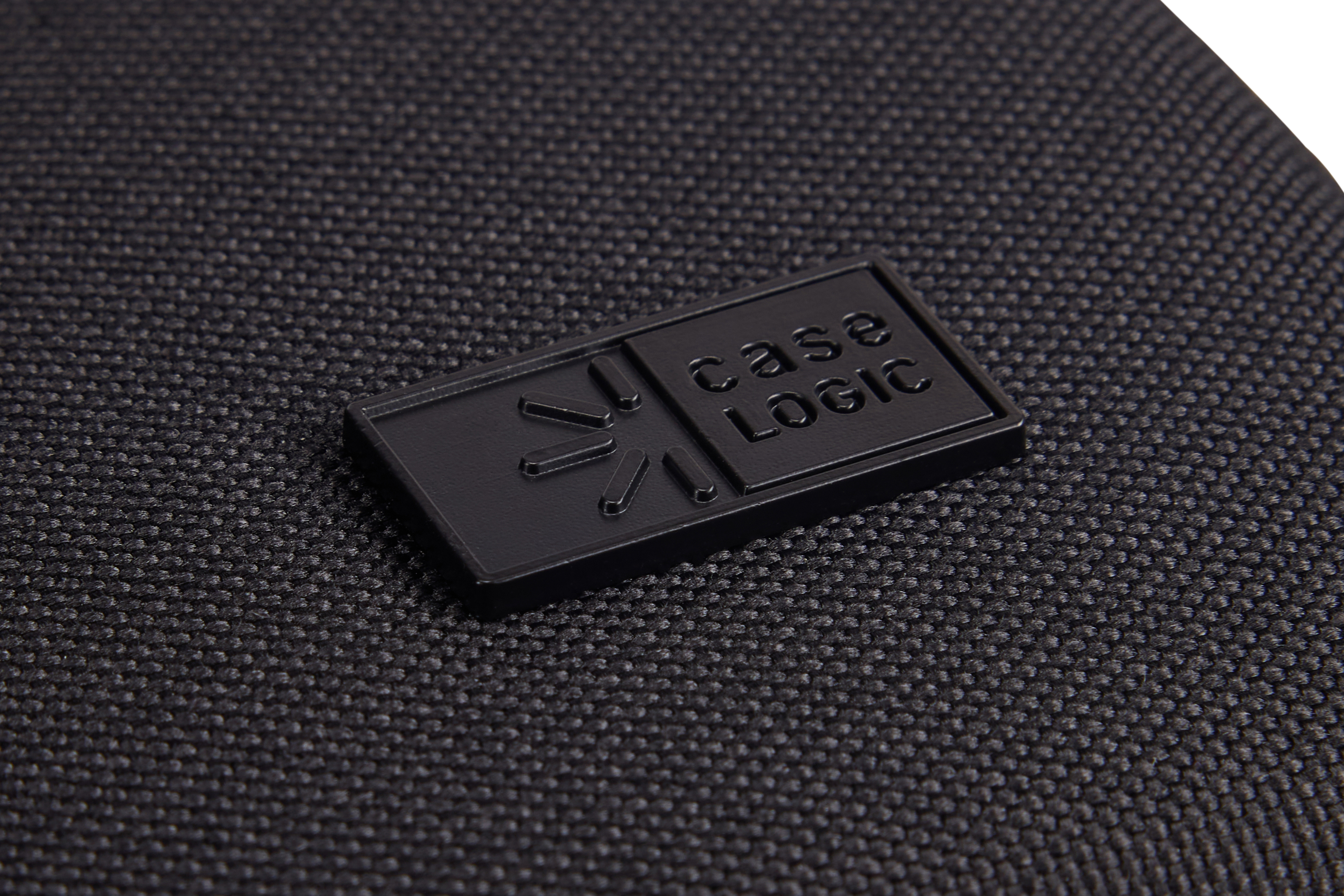Zwart Case Logic-logo op een zwarte textuuroppervlak. Close-up.