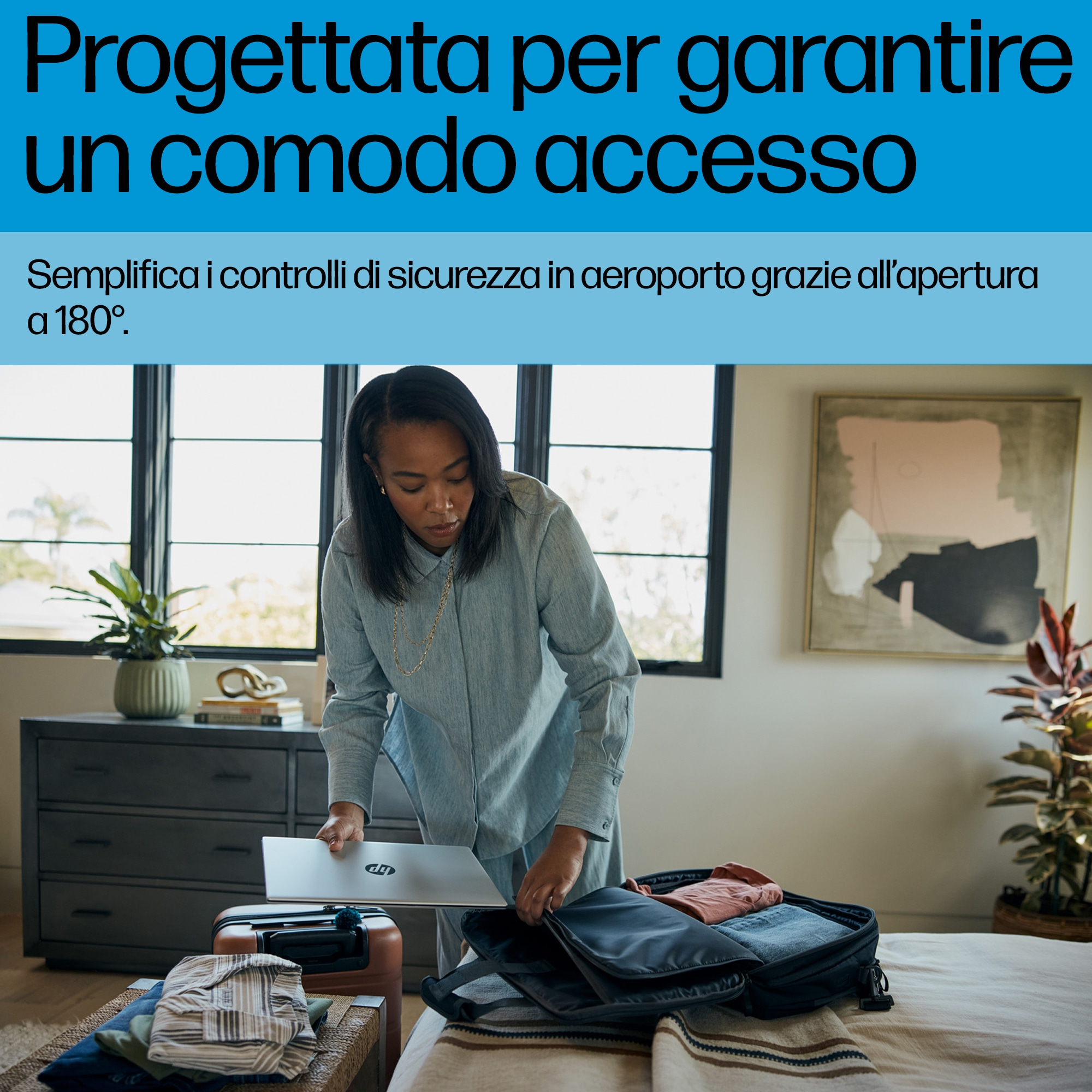 Una donna che ripone un laptop nel bagaglio. Testo in italiano in alto.