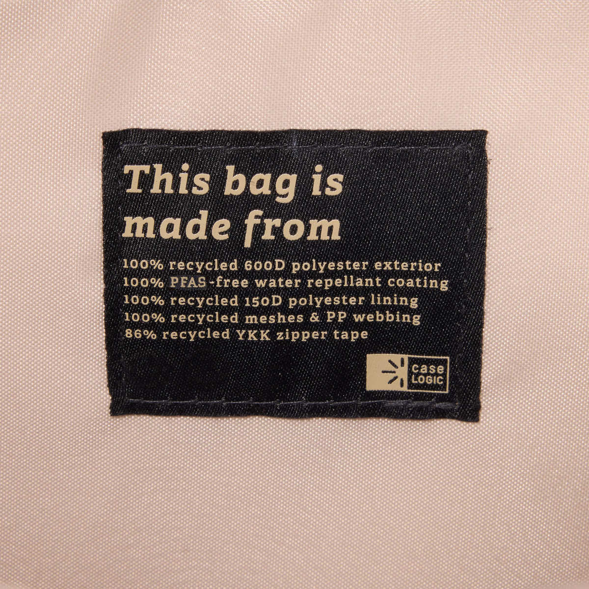 Close-up van het label van een tas met tekst over de materialen die zijn gebruikt om de tas te maken.
