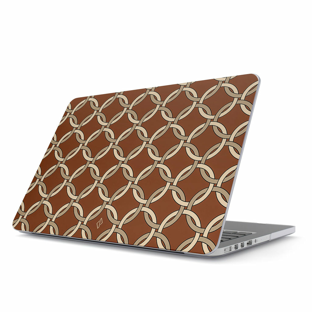 Laptop con custodia dal design geometrico marrone e oro. La custodia è chiusa.