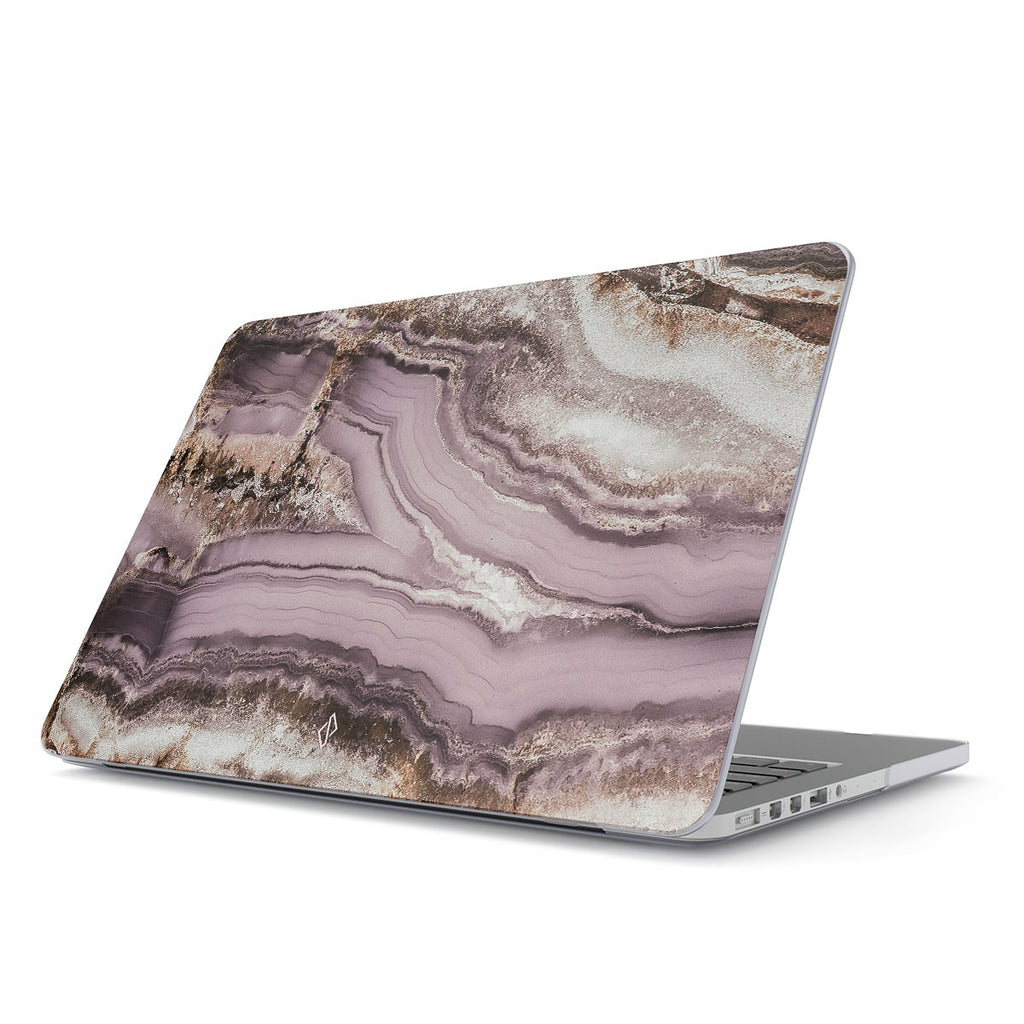 Laptop con custodia marmorizzata, vista angolata, su sfondo bianco.