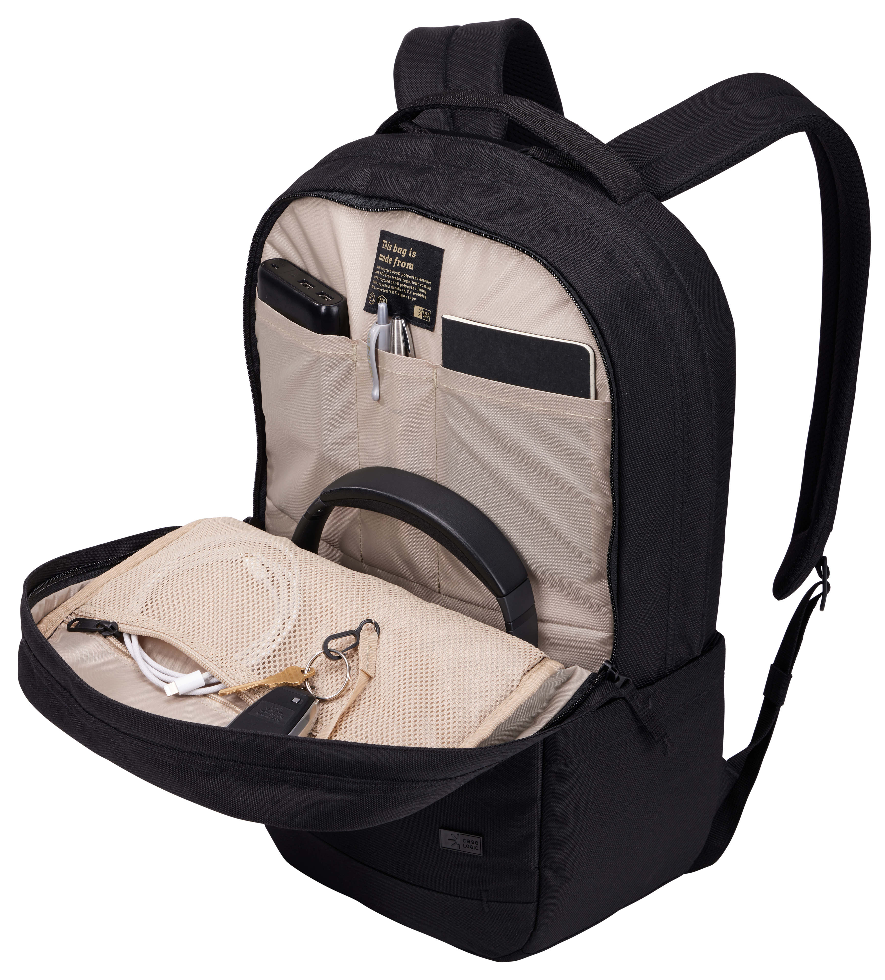 Zaino nero con scomparti aperti, tra cui cuffie, chiavi e tablet su sfondo bianco.