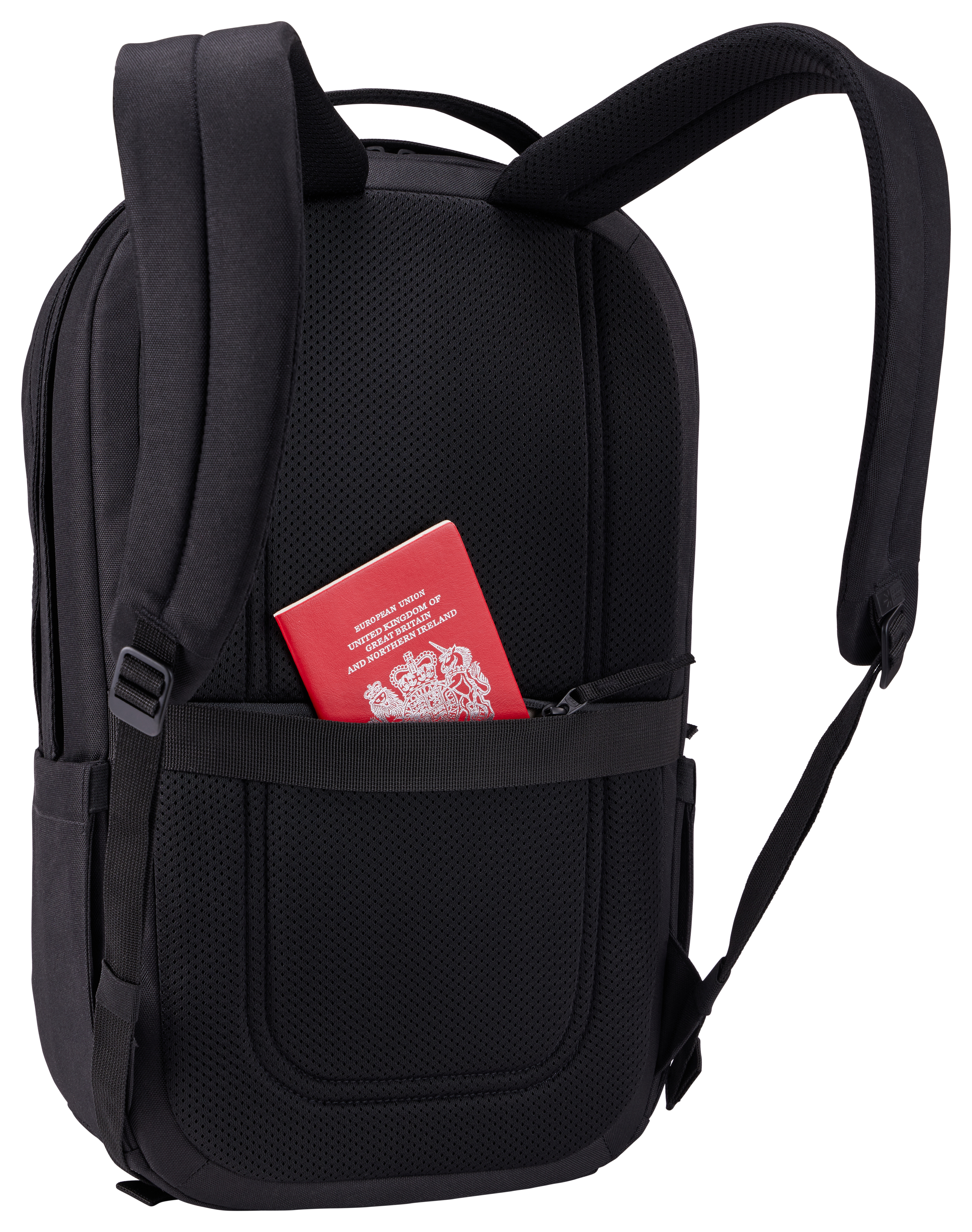 Zaino nero con un passaporto rosso nella tasca posteriore. Il passaporto è parzialmente visibile.