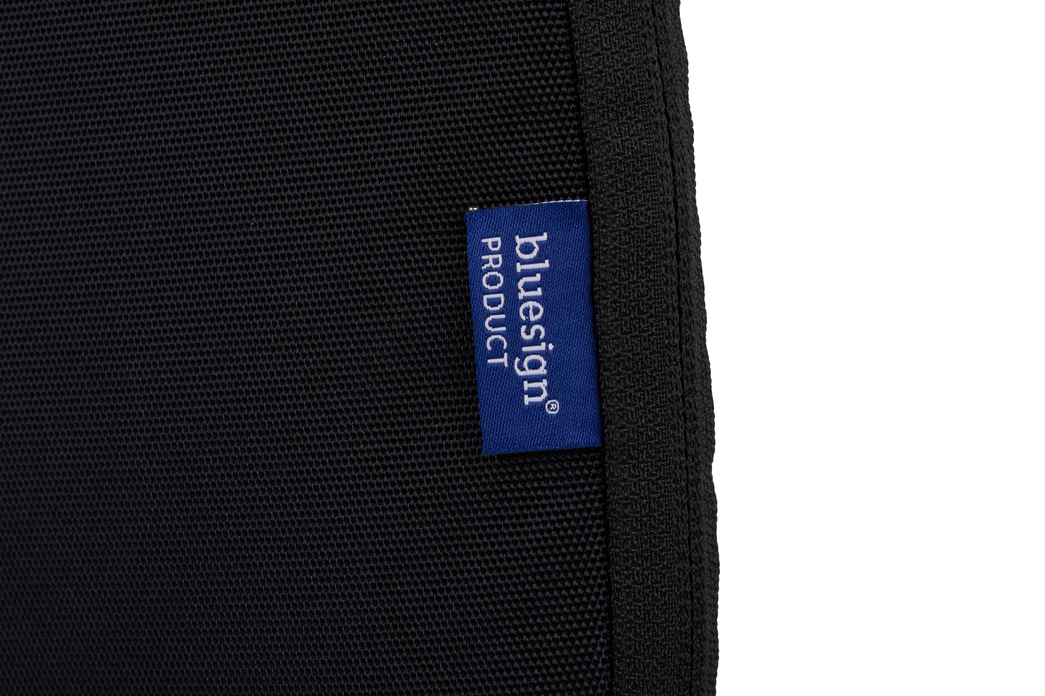 Tessuto nero con un'etichetta blu che dice 'bluesign PRODUCT'.