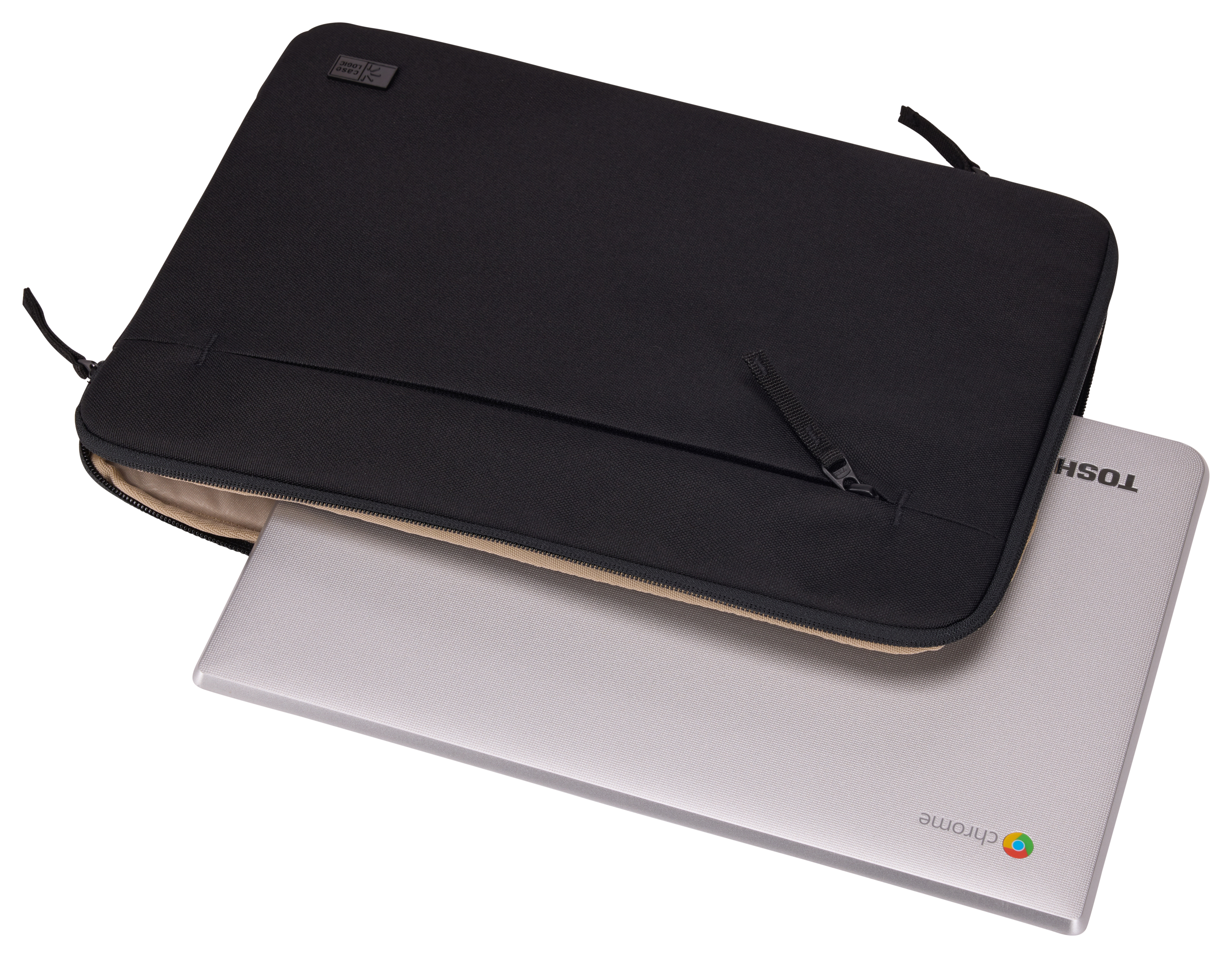 Zwarte laptoptas met een laptop erin. De laptop is zilverkleurig met een chrome logo.