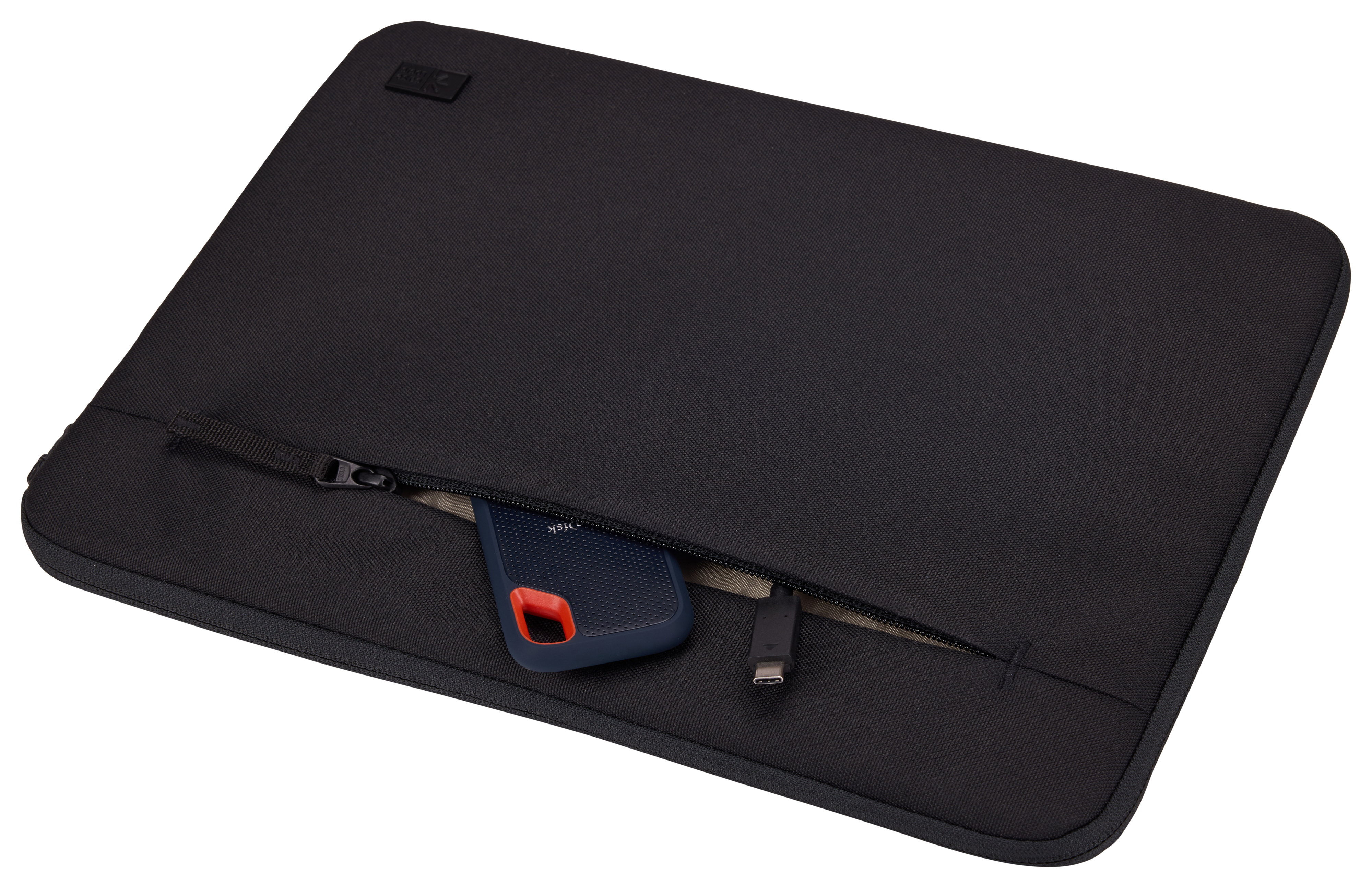 Zwarte laptoptas met een rits. Een harde schijf is zichtbaar binnenin. Witte achtergrond.