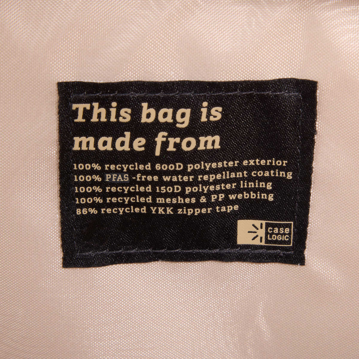 Étiquette noire avec texte sur la composition du sac, incluant des matériaux recyclés et le logo Case Logic.