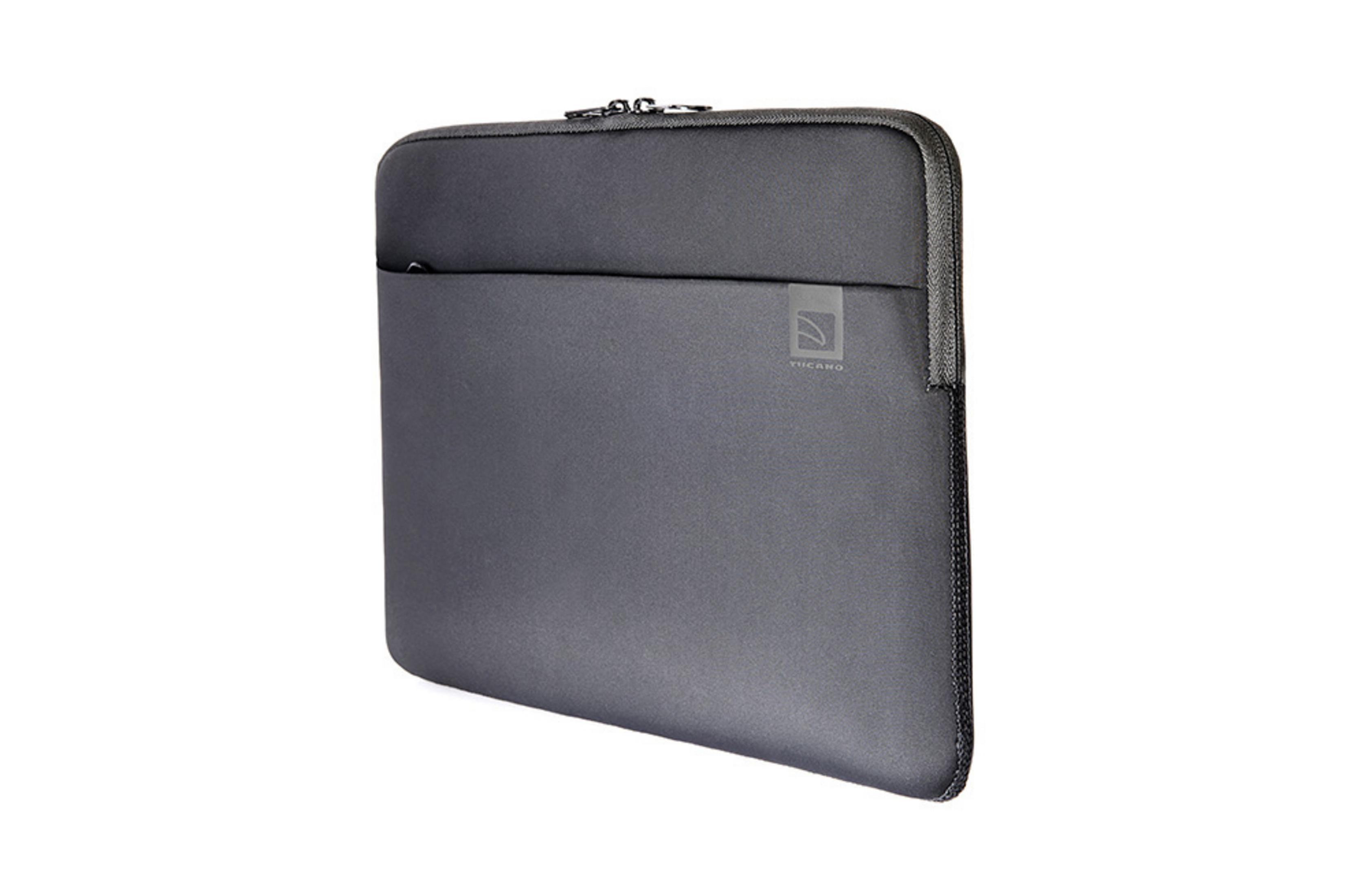Custodia per laptop grigia con chiusura a cerniera e logo 'TUCANO' nero. Sfondo bianco.