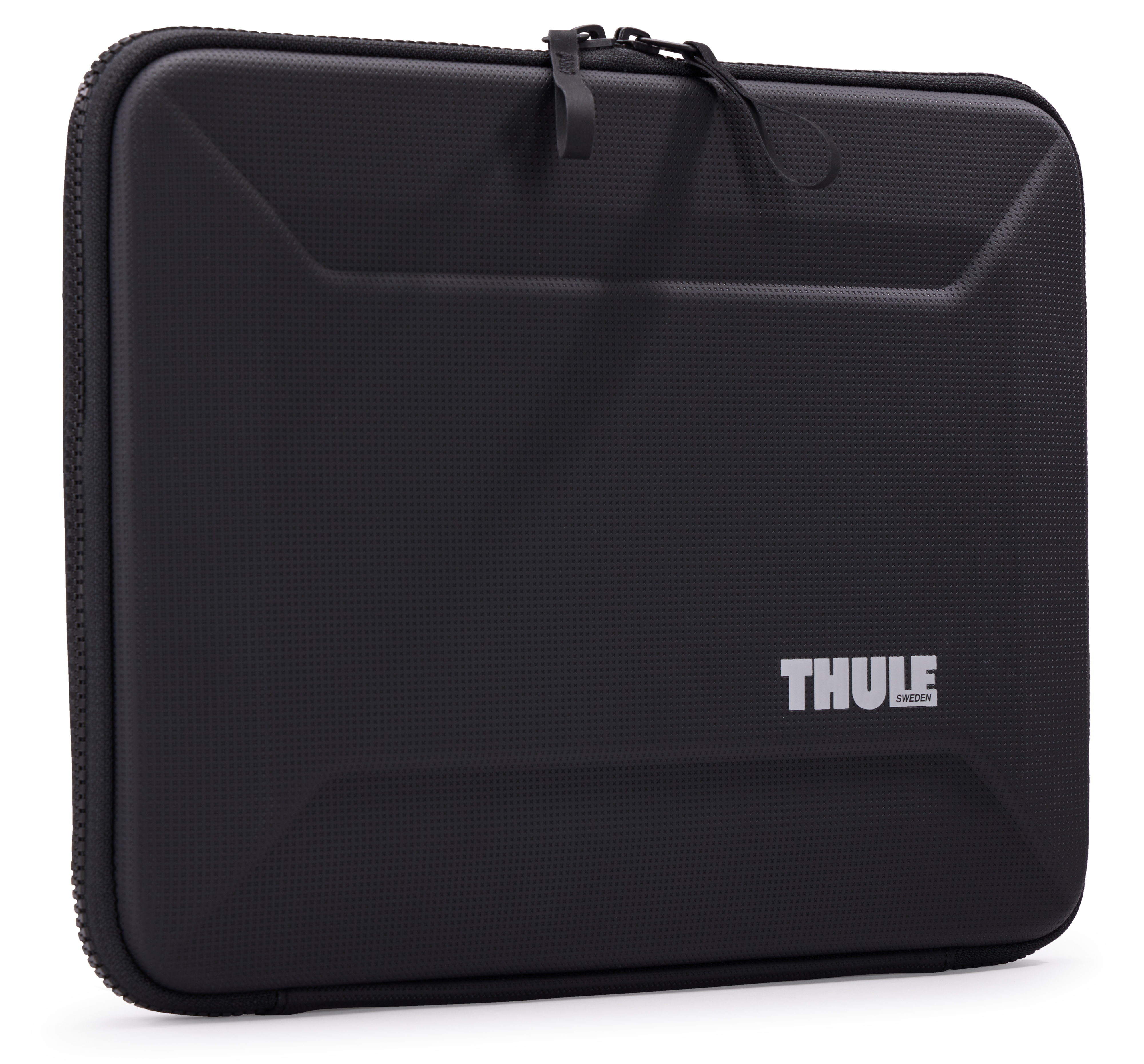 Custodia nera per laptop, chiusa, con motivo strutturato. Logo Thule visibile.