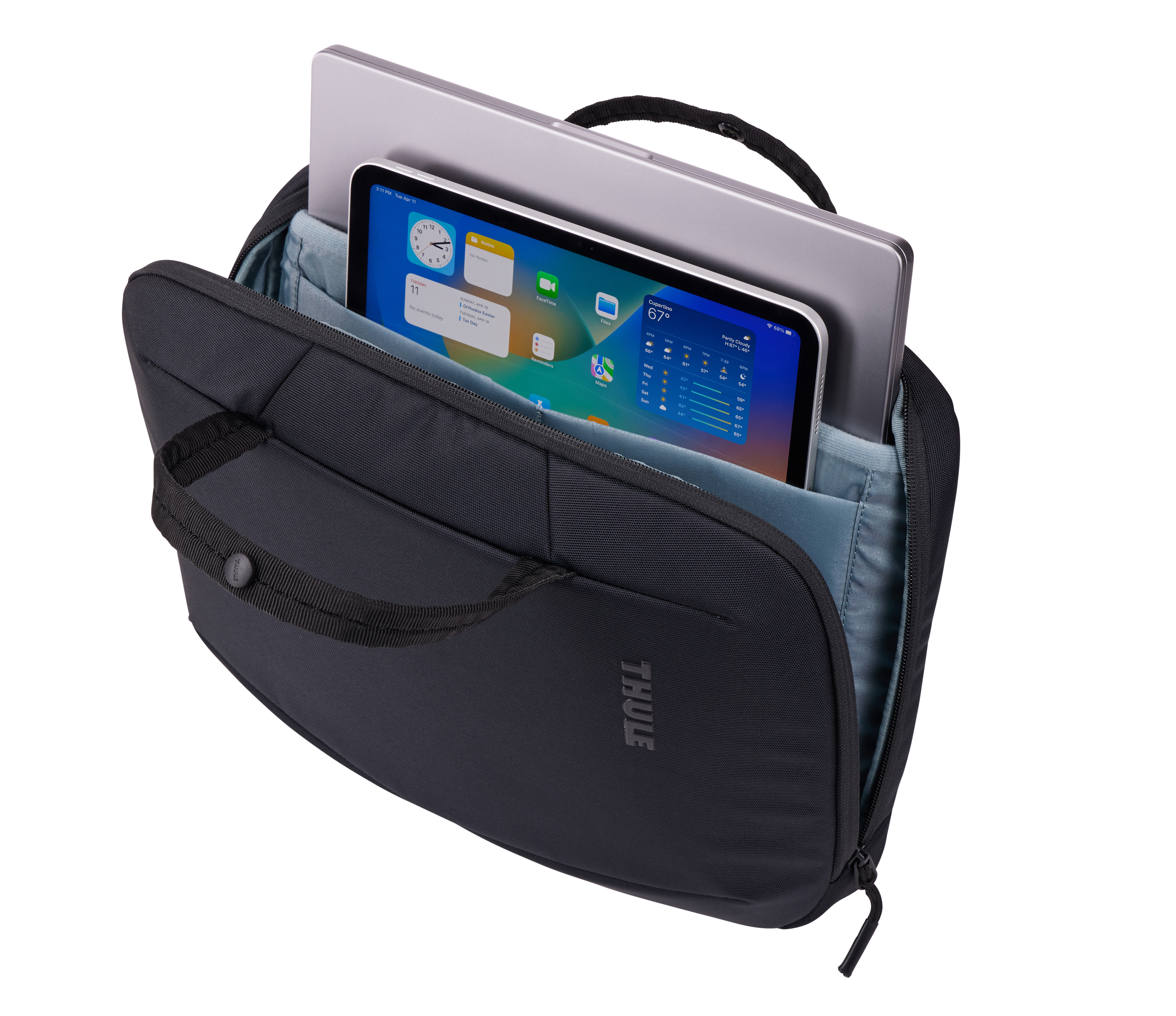 Borsa nera per laptop aperta con tablet e laptop. Sfondo bianco.