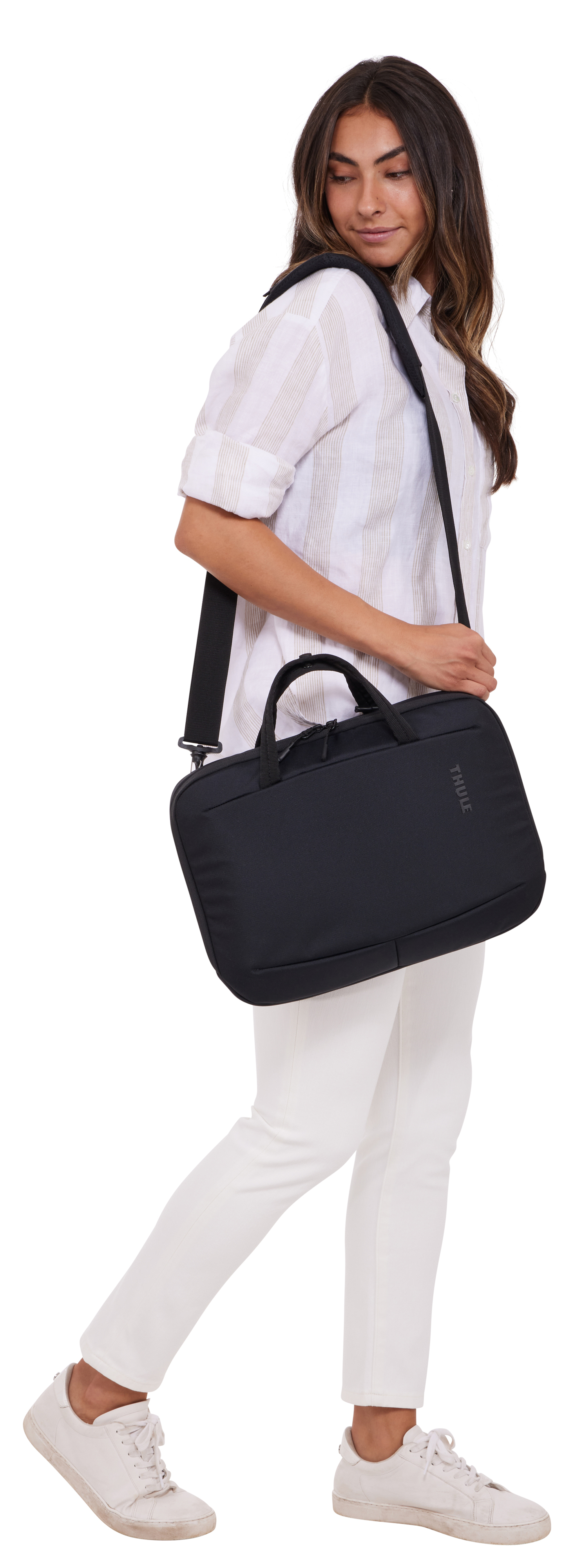 Donna con camicia e pantaloni bianchi, porta una borsa nera per laptop.