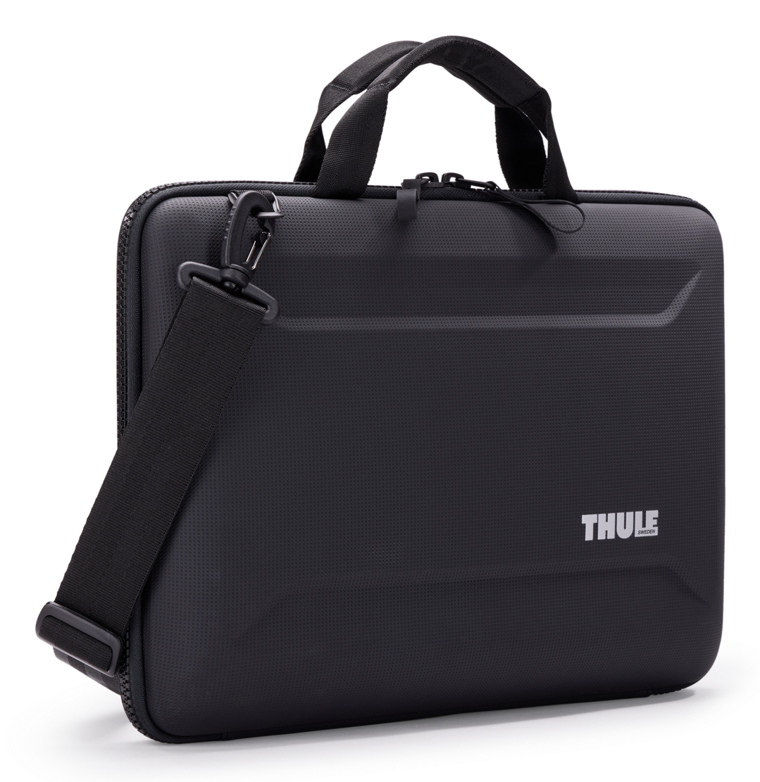Custodia nera per laptop con manico e tracolla. Sfondo nero. Logo Thule.