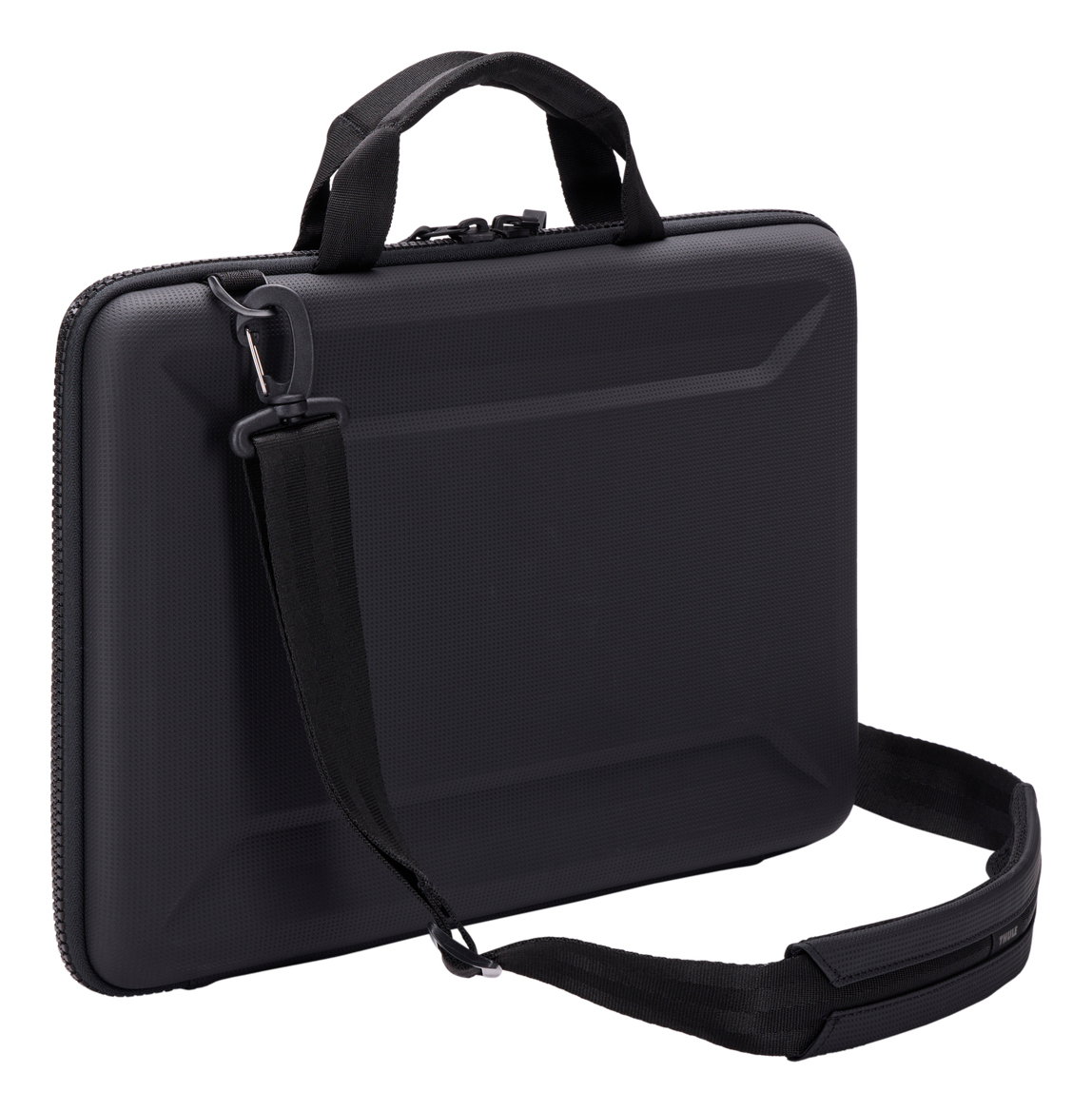 Borsa nera per laptop con tracolla e manico. Sfondo bianco.