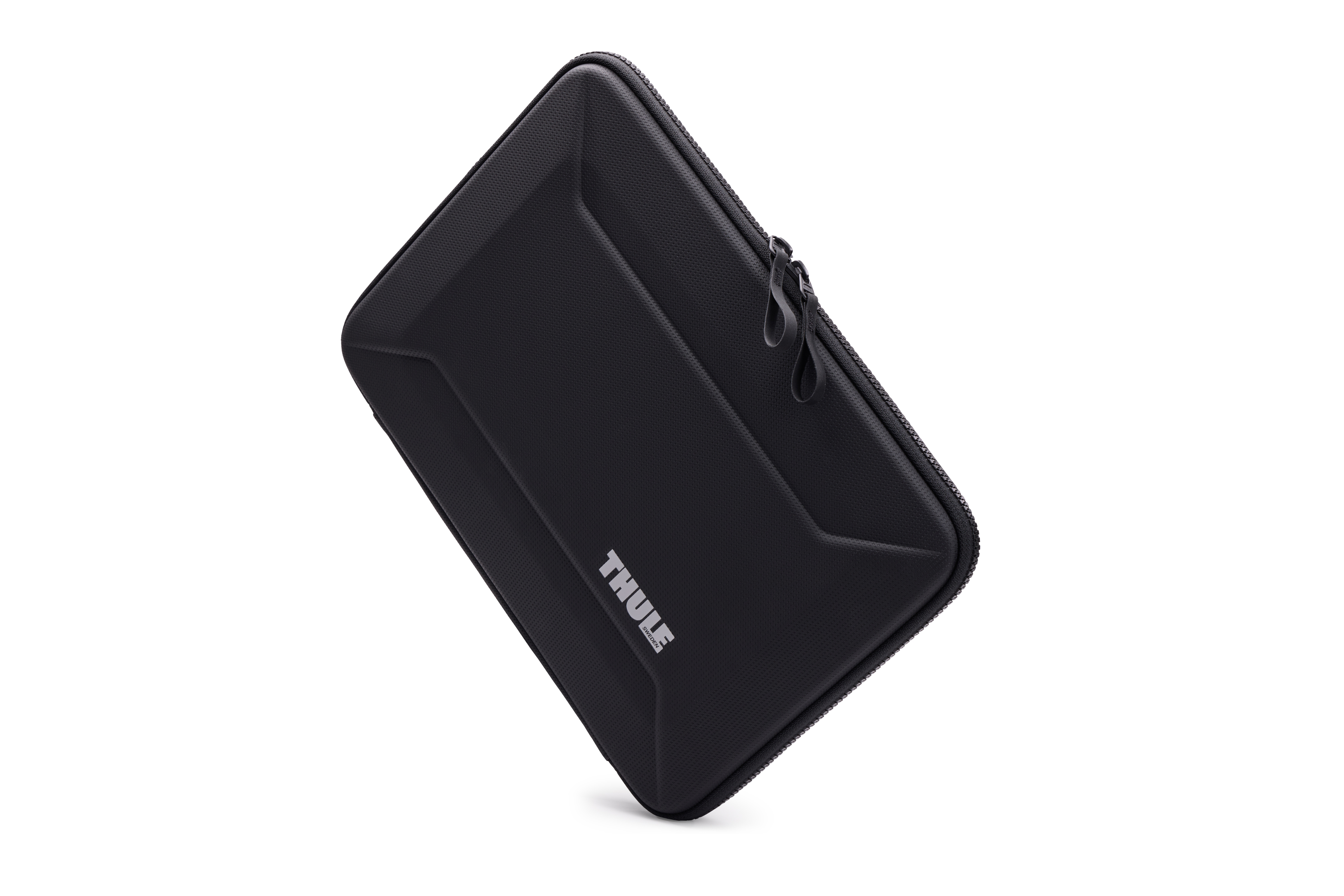 Custodia nera rigida per laptop con logo Thule. Vista angolata.