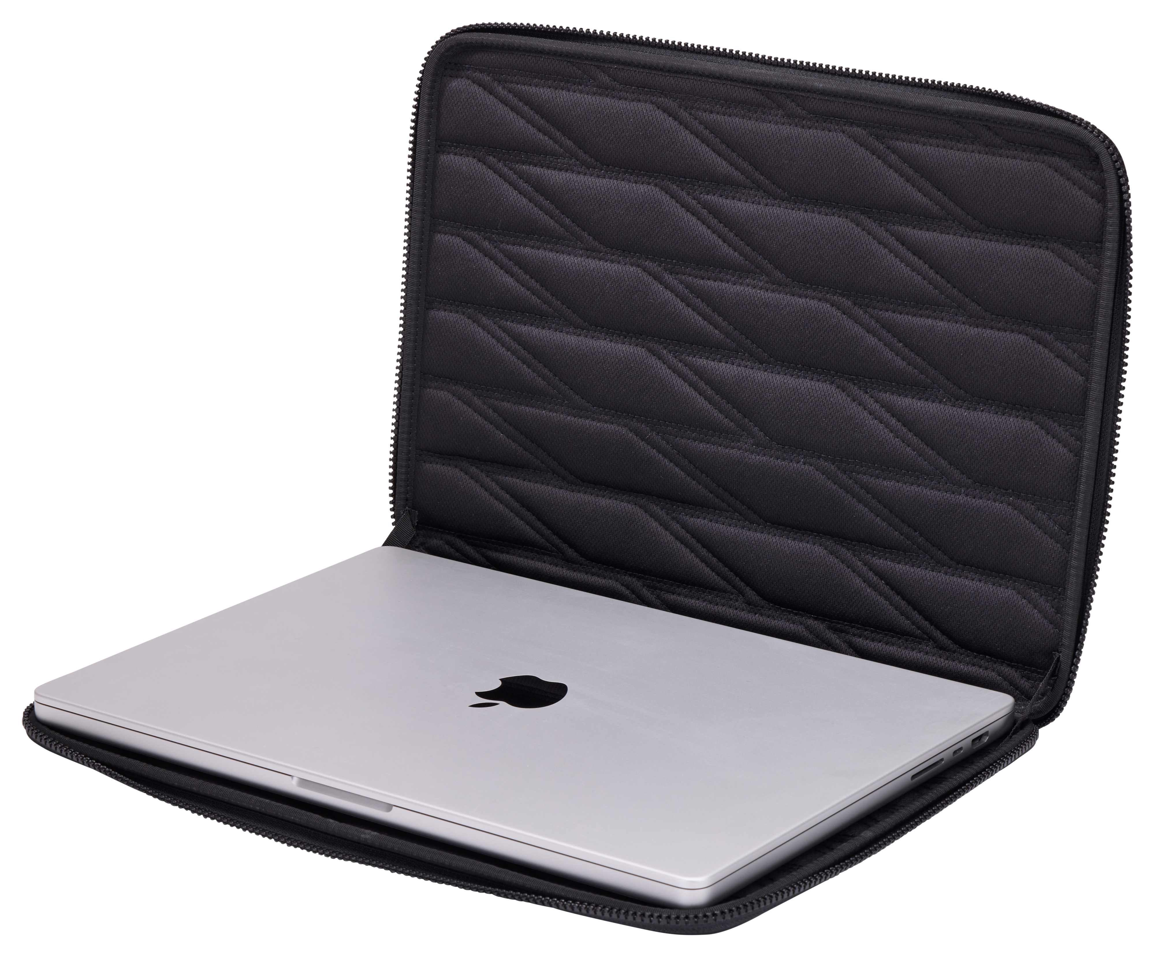 Custodia per laptop aperta con un laptop all'interno. Custodia nera con interno trapuntato. Sfondo bianco.