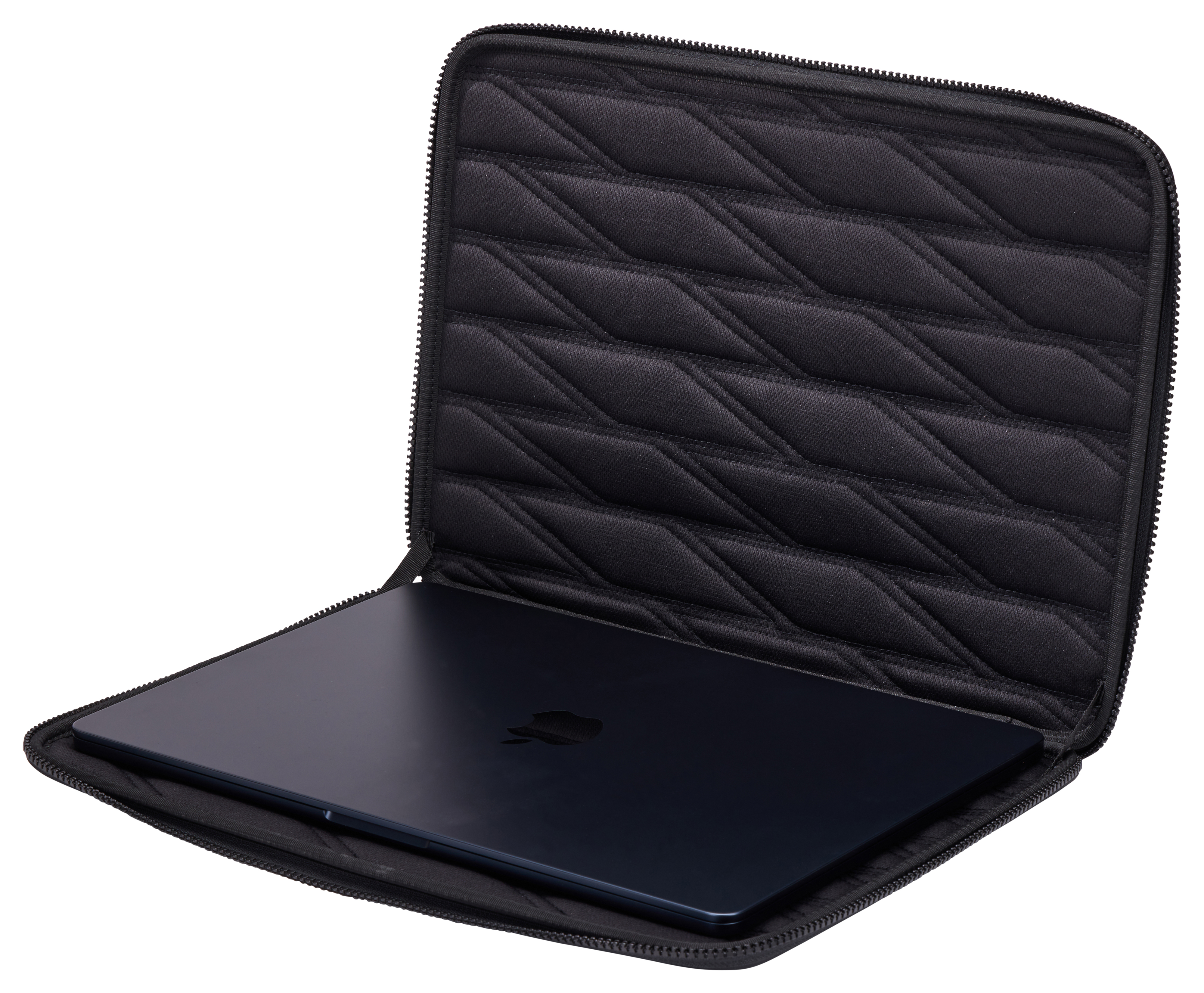 Laptop nero all'interno di una custodia trapuntata nera con cerniera. Il logo Apple è visibile.