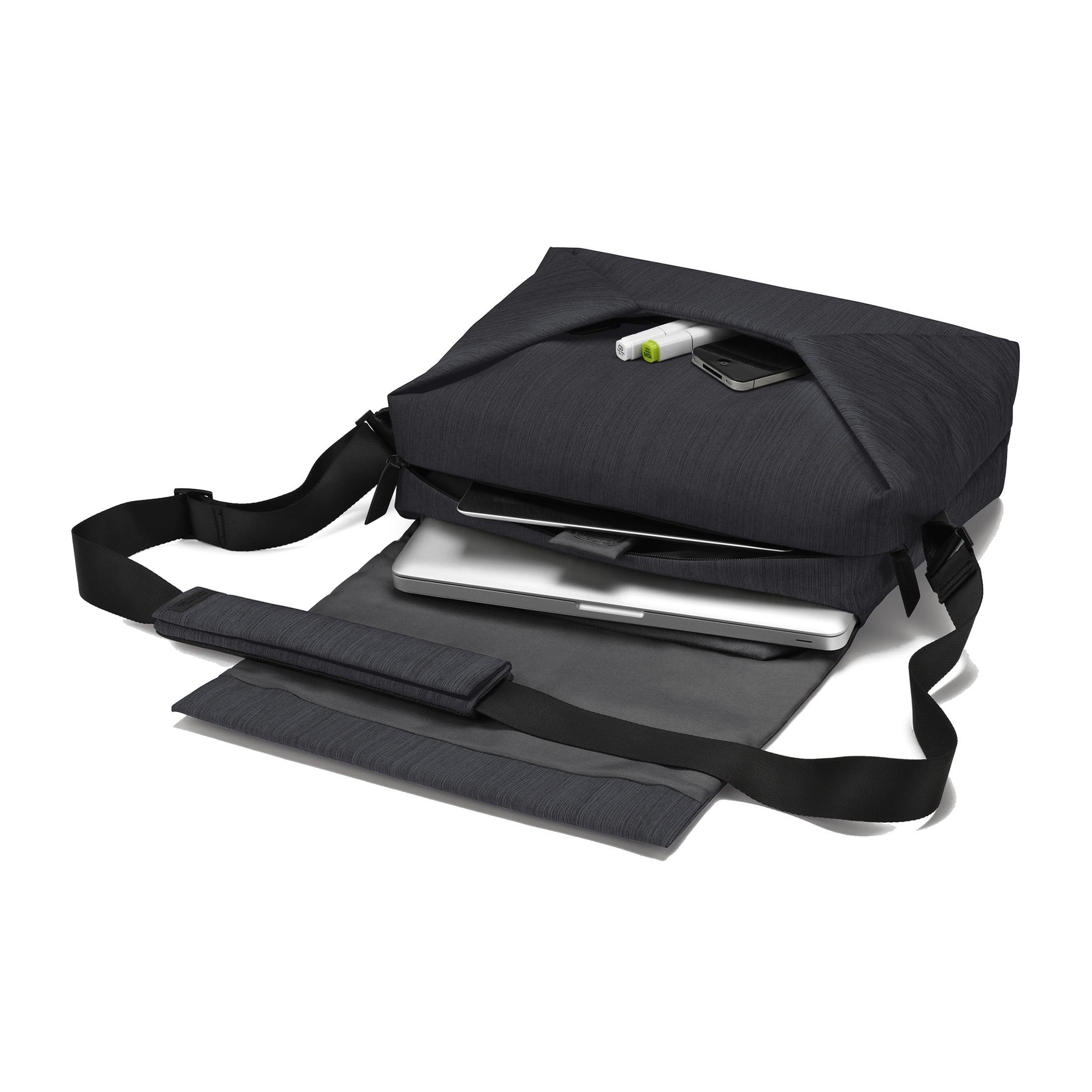 Una borsa grigia per laptop con un laptop e oggetti all'interno. Ha una tracolla.