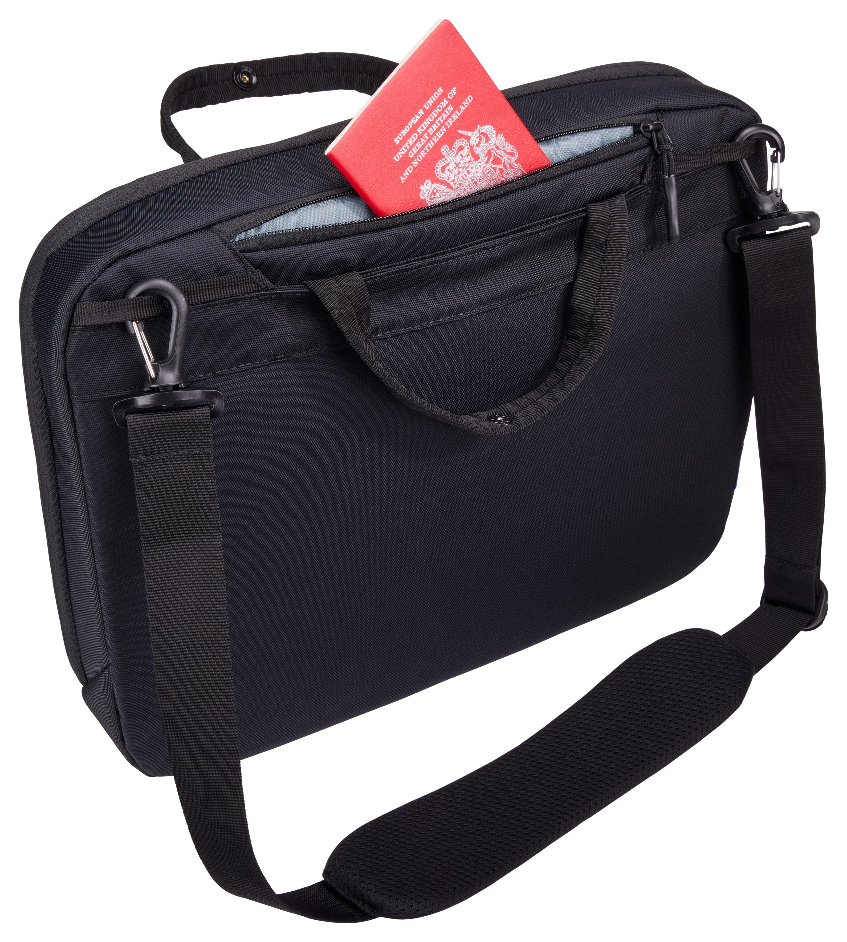 Borsa nera per laptop con manico, tracolla e passaporto in tasca. Sfondo bianco.