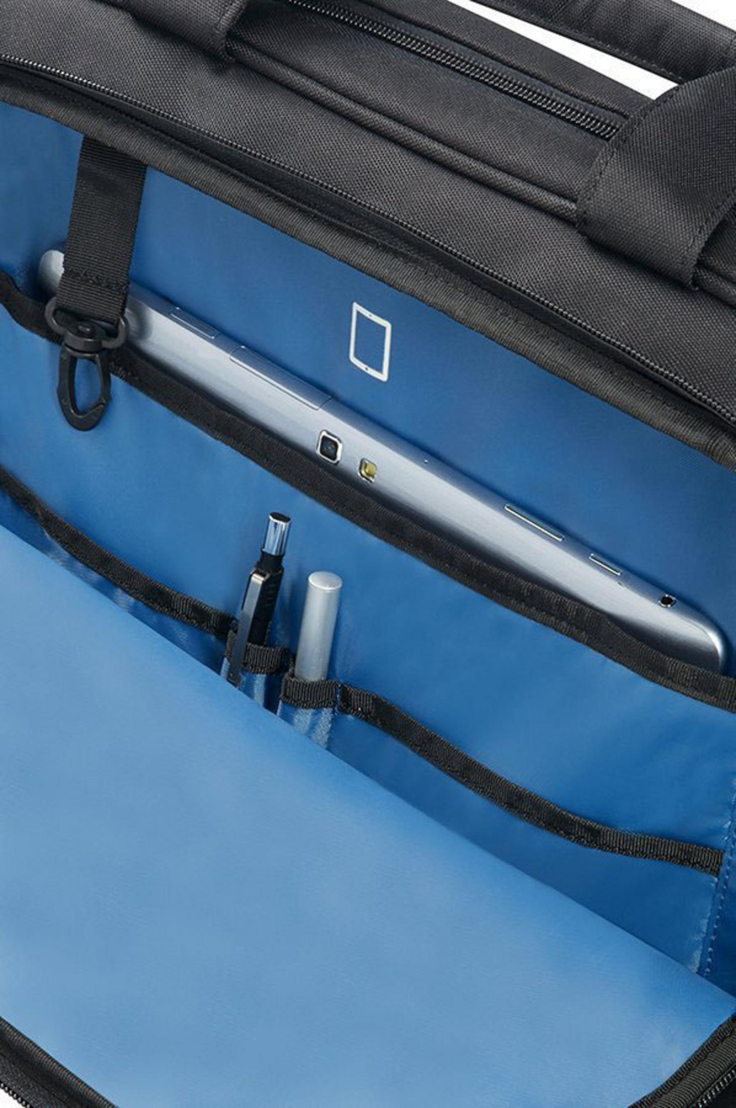 Interno di una borsa per laptop nera. Tablet, penne e tasche. Fodera blu. Sfondo bianco.