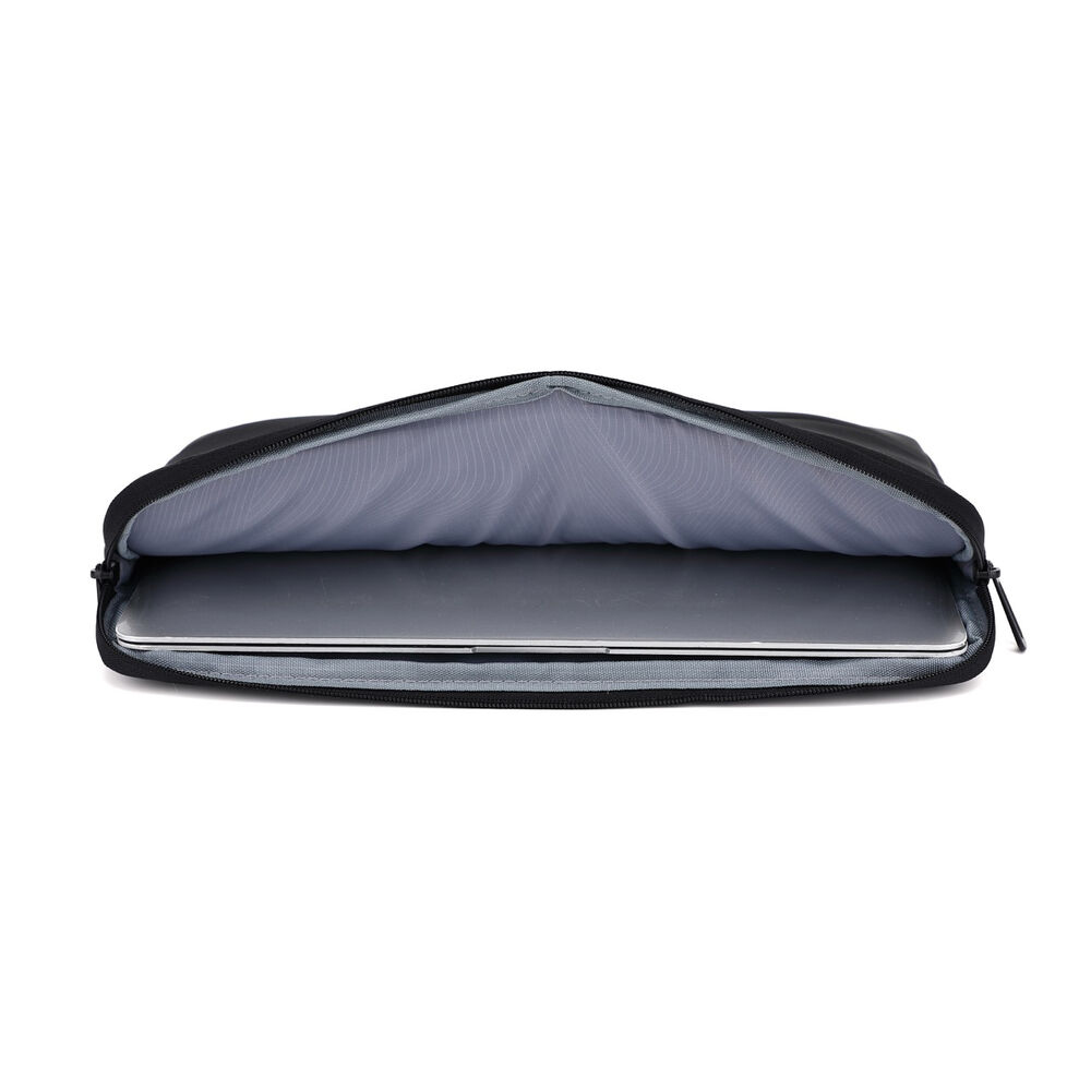 Ein Laptop in einer schwarzen Laptop-Tasche. Die Tasche ist geöffnet.