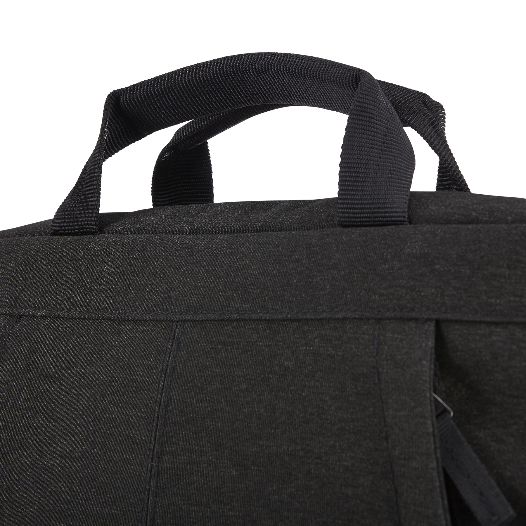 Gros plan sur la poignée du sac pour ordinateur portable noir.