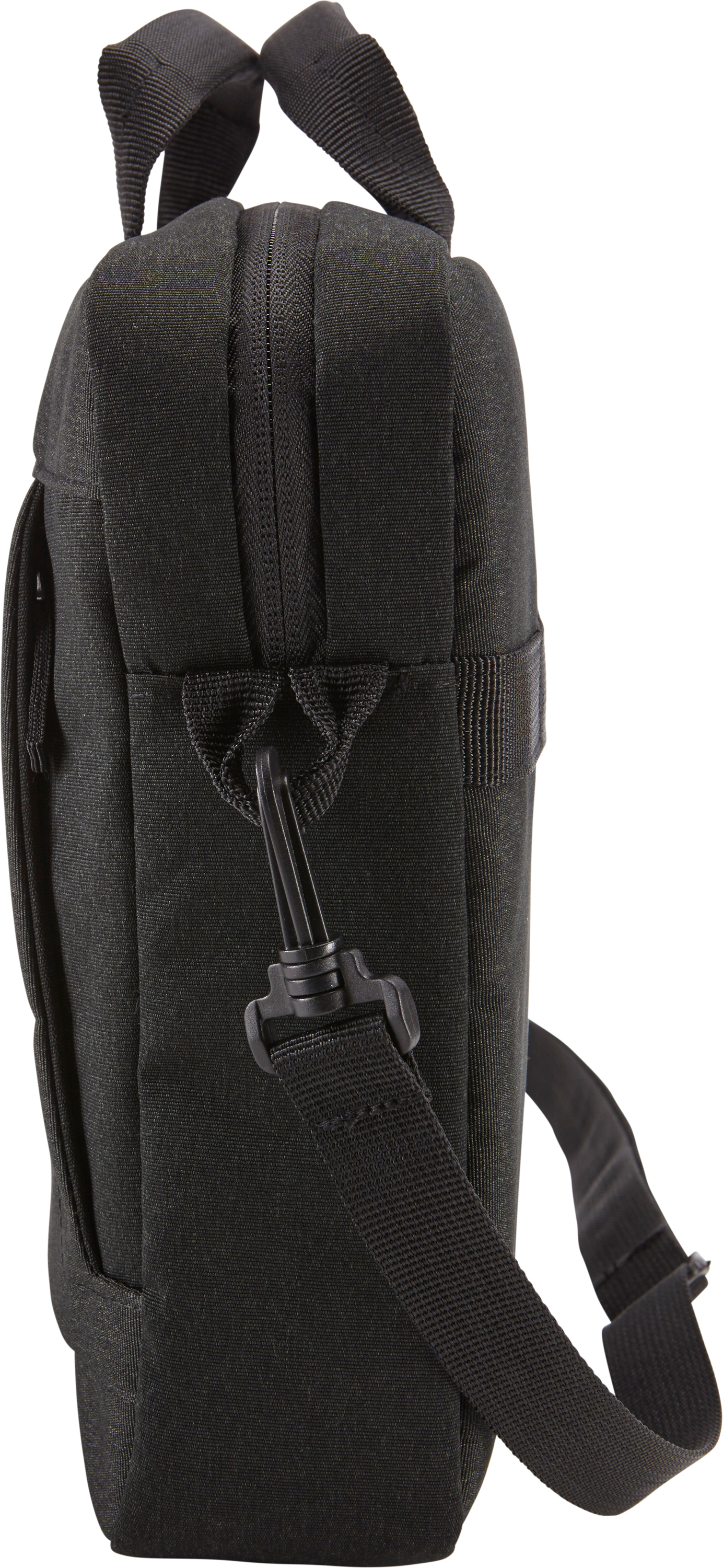 Vue latérale d'un sac rectangulaire noir avec bandoulière et poignée. Quincaillerie noire.