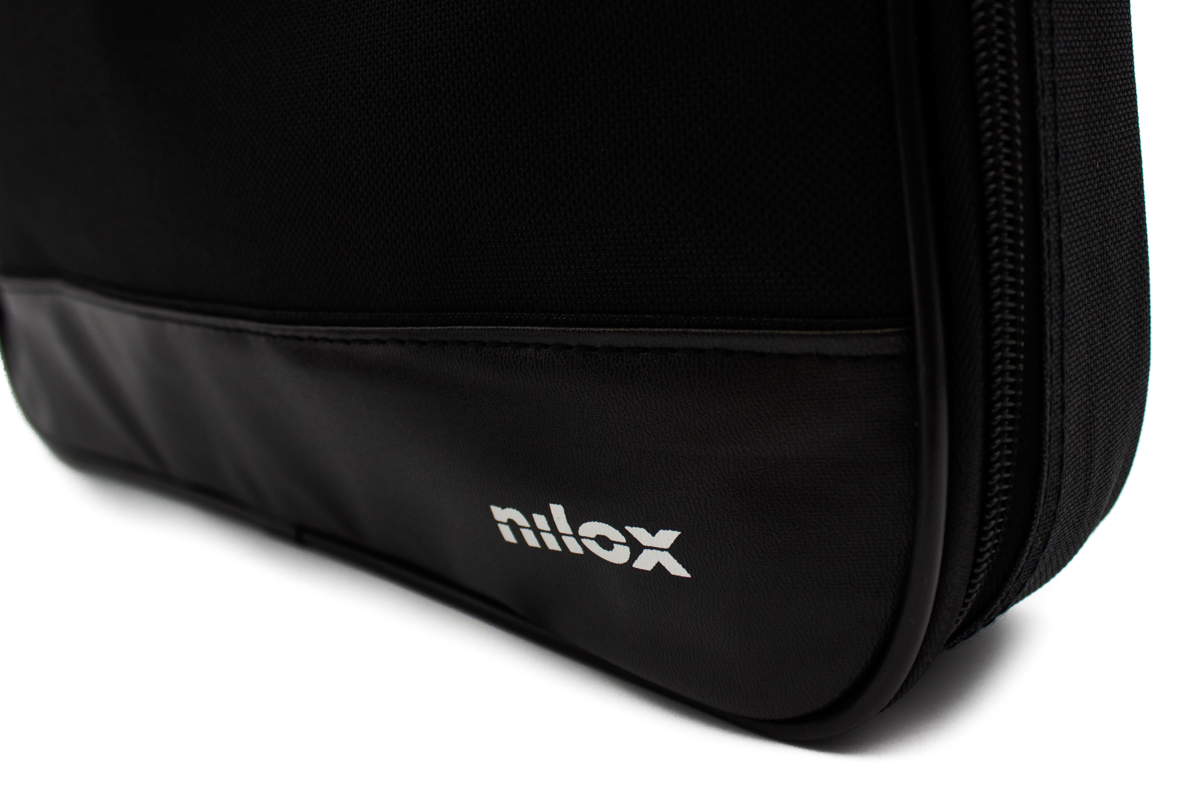 Borsa Nilox nera con logo bianco in basso e toppa in pelle nera.