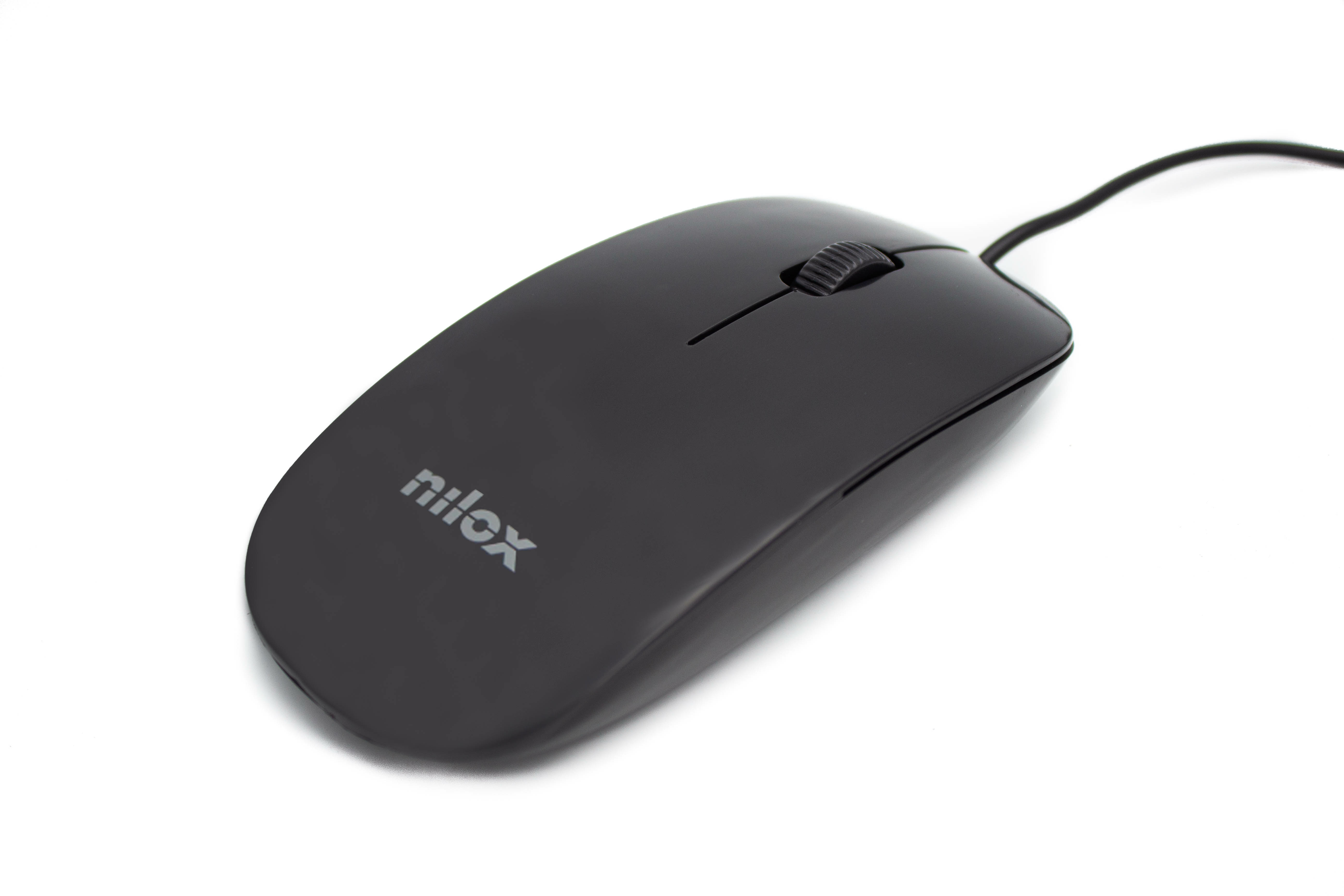 Mouse per computer nero con cavo su sfondo bianco. Il mouse ha una rotellina.