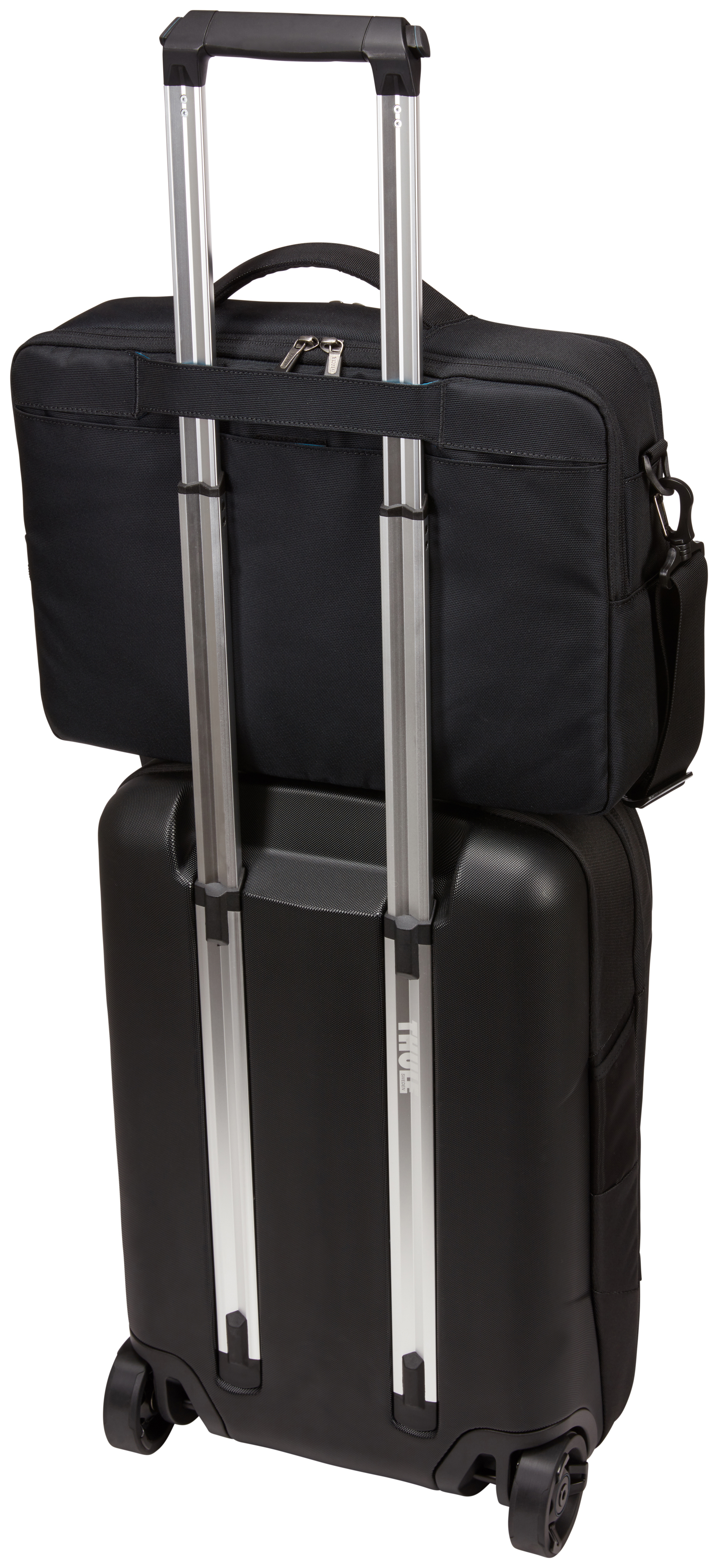 Valigia nera con borsa per laptop nera sopra. Sfondo bianco.