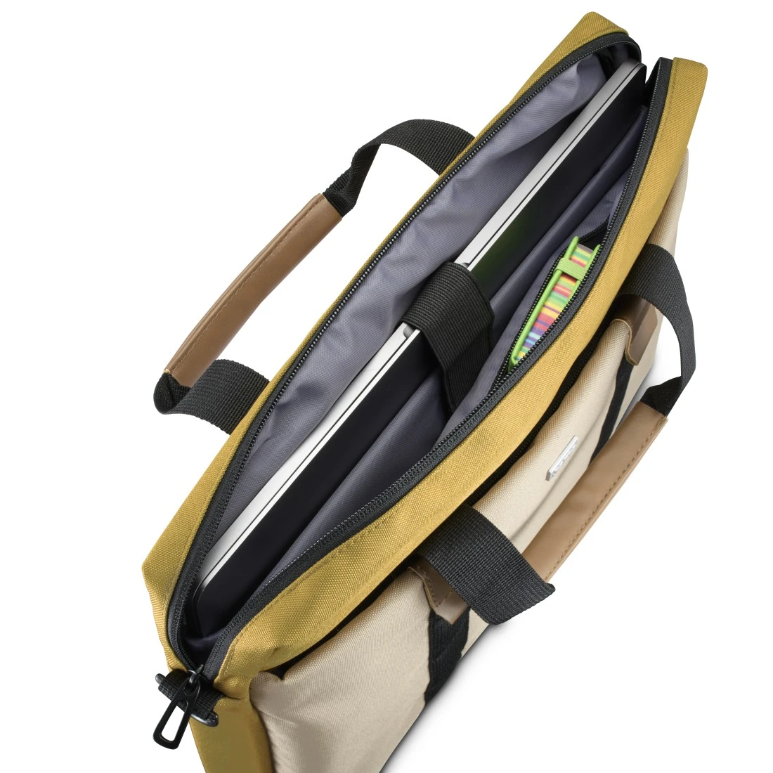 Żółto-beżowa torba na laptopa, otwarta, aby pokazać laptopa i akcesoria. Białe tło.