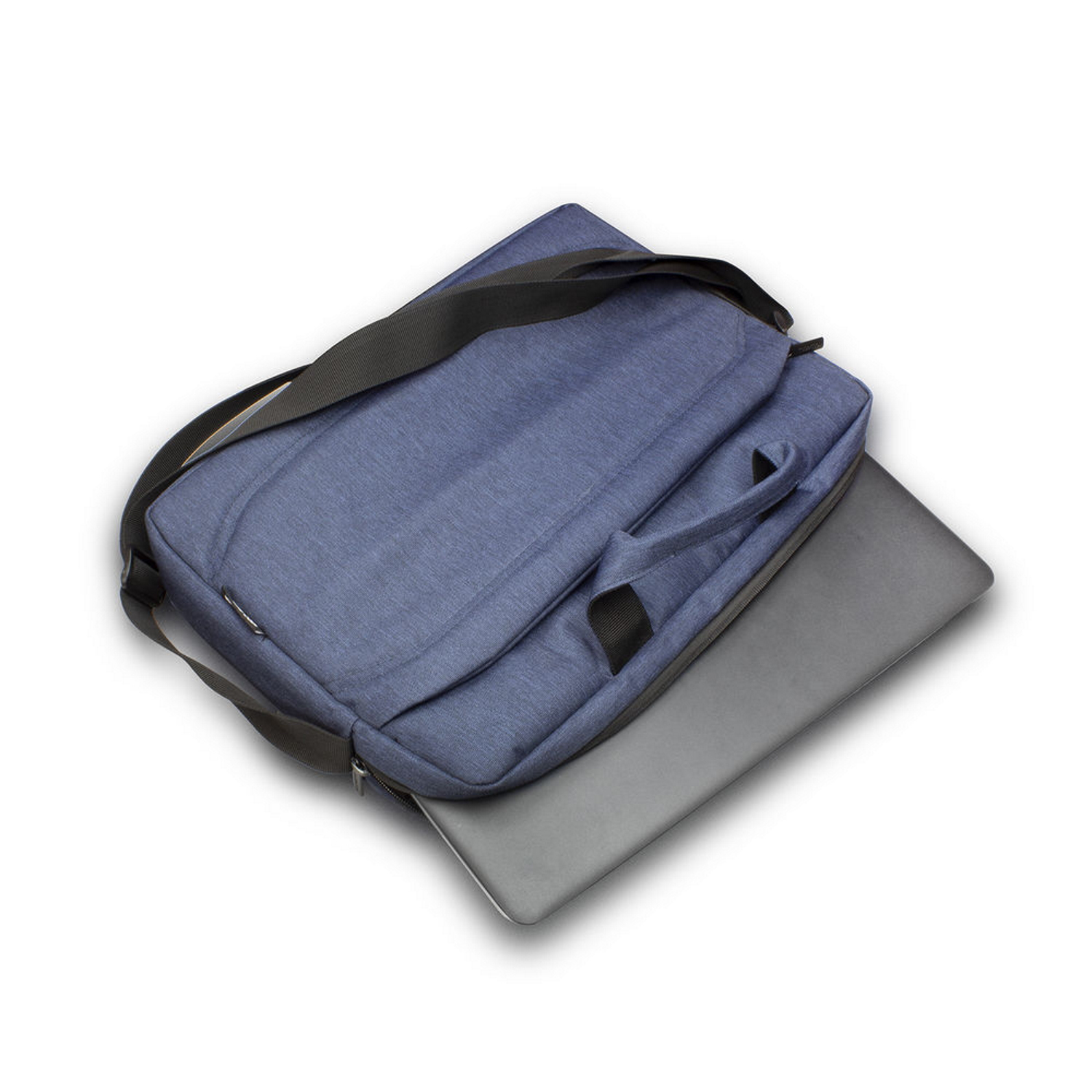Borsa blu per laptop con laptop all'interno, manico nero, sfondo bianco.