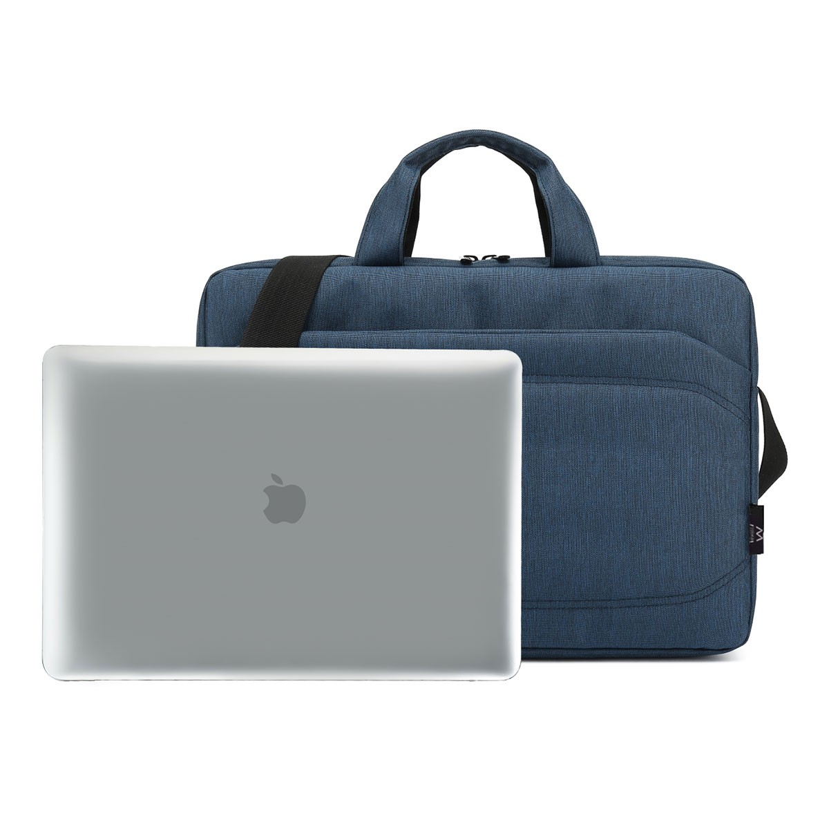 Un laptop e una borsa blu sono uno accanto all'altro su una superficie bianca. Il laptop ha un logo Apple.