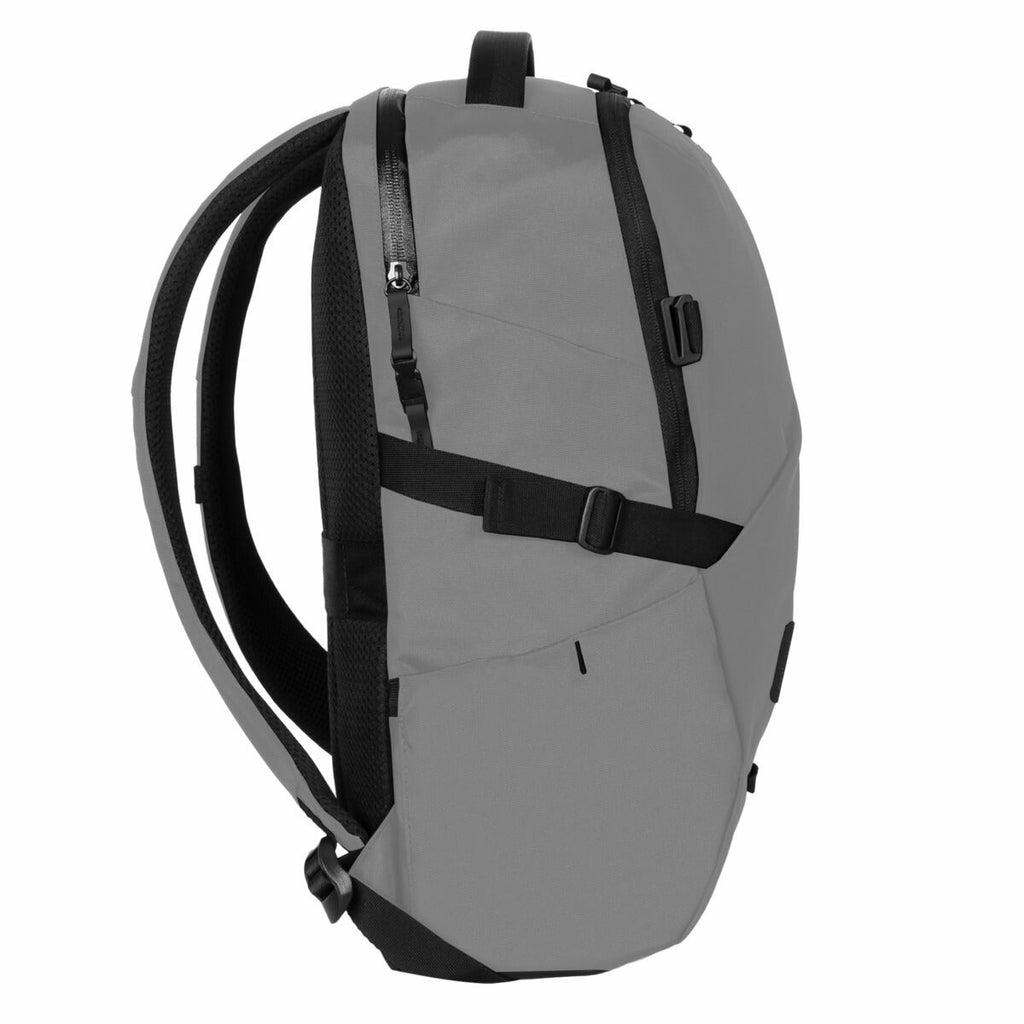 Profilo dello zaino grigio. Design angolato, dettagli neri e spallacci regolabili sono visibili.