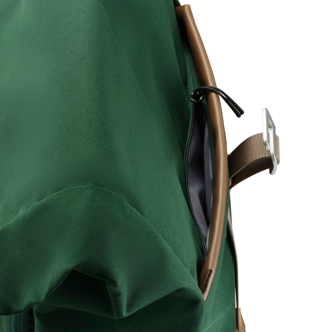 Zielony plecak z brązowym skórzanym wykończeniem. Boczna kieszeń na zamek. Brązowy pasek i srebrna klamra.