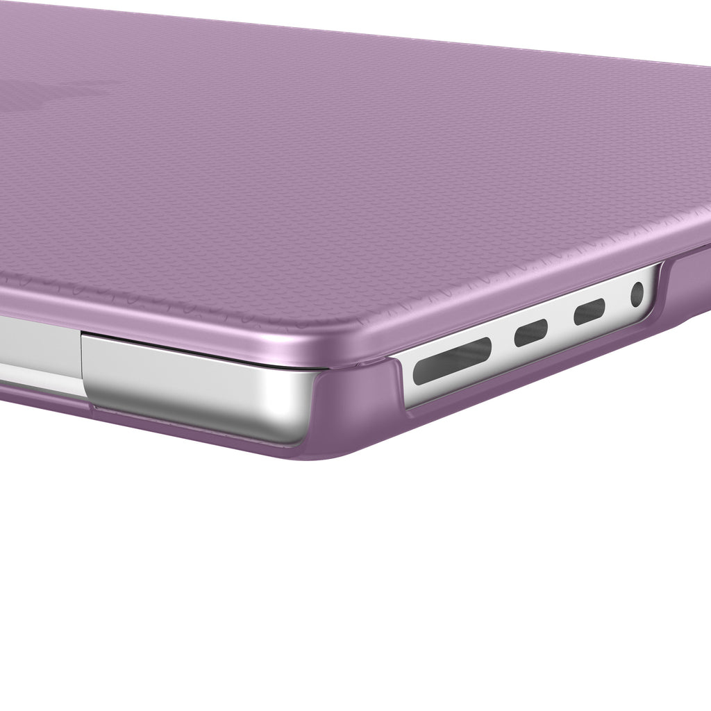 Una custodia per laptop viola, con bordo argentato e porte visibili. Contro uno sfondo bianco.
