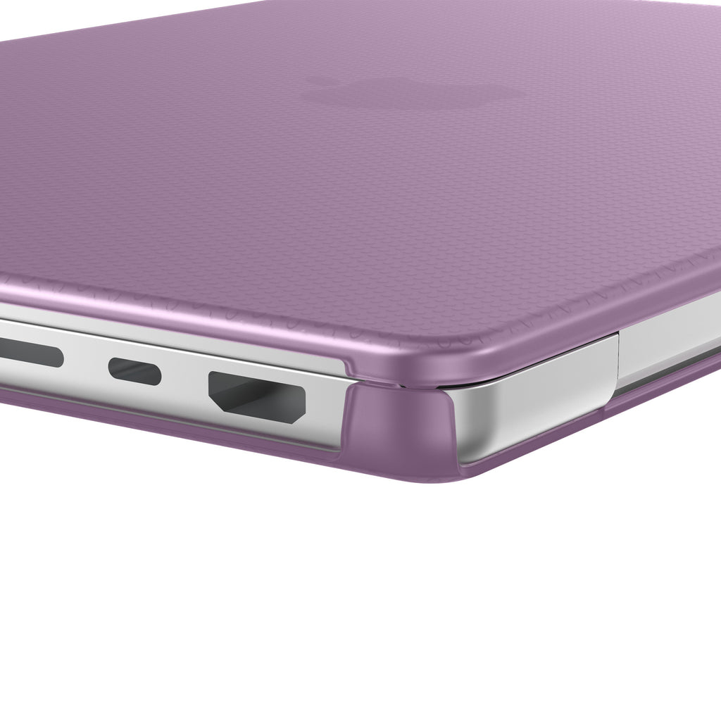 Primo piano di una custodia per laptop viola con un motivo a nido d'ape e un bordo argentato visibile.