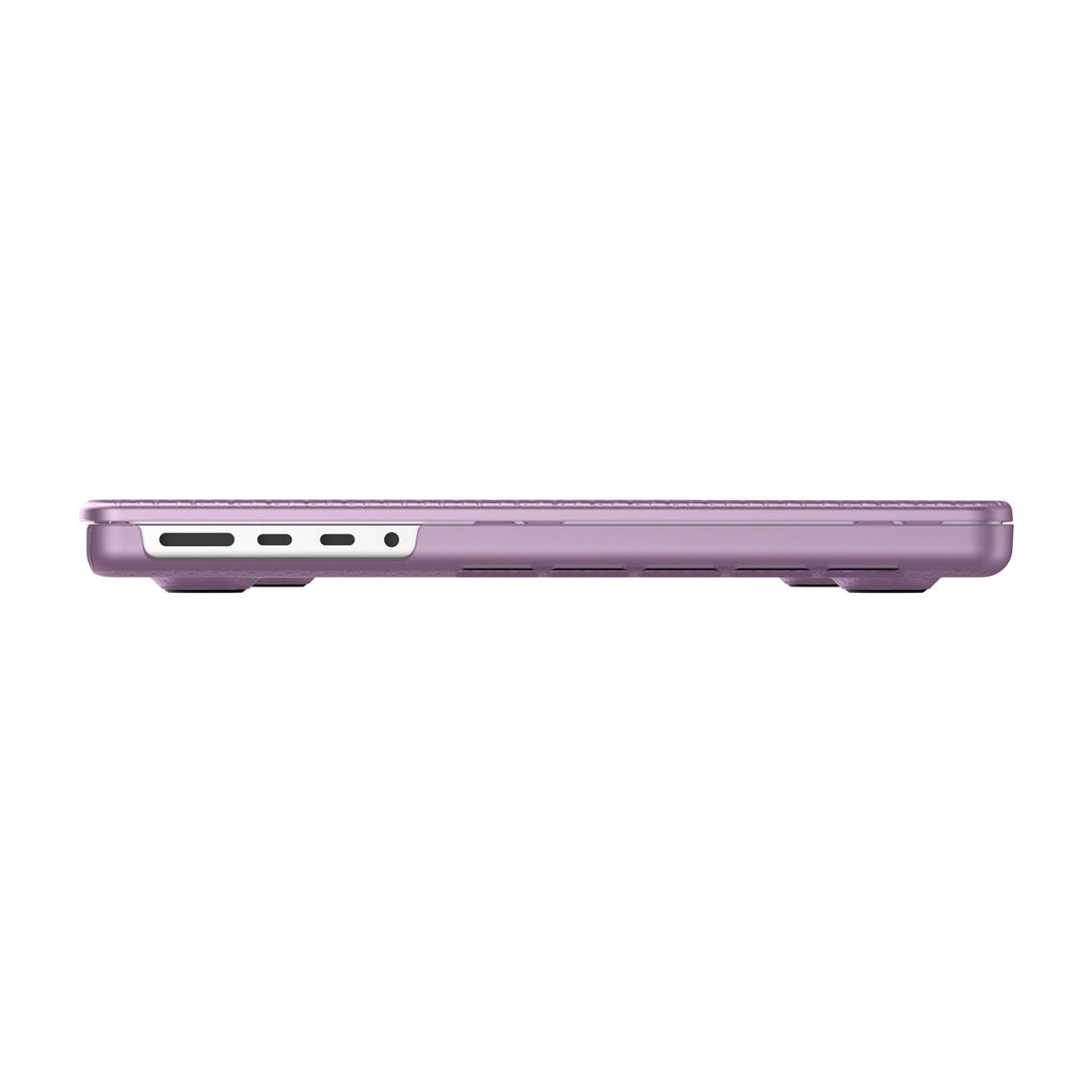 Un laptop viola in una custodia, vista laterale. Sfondo bianco.