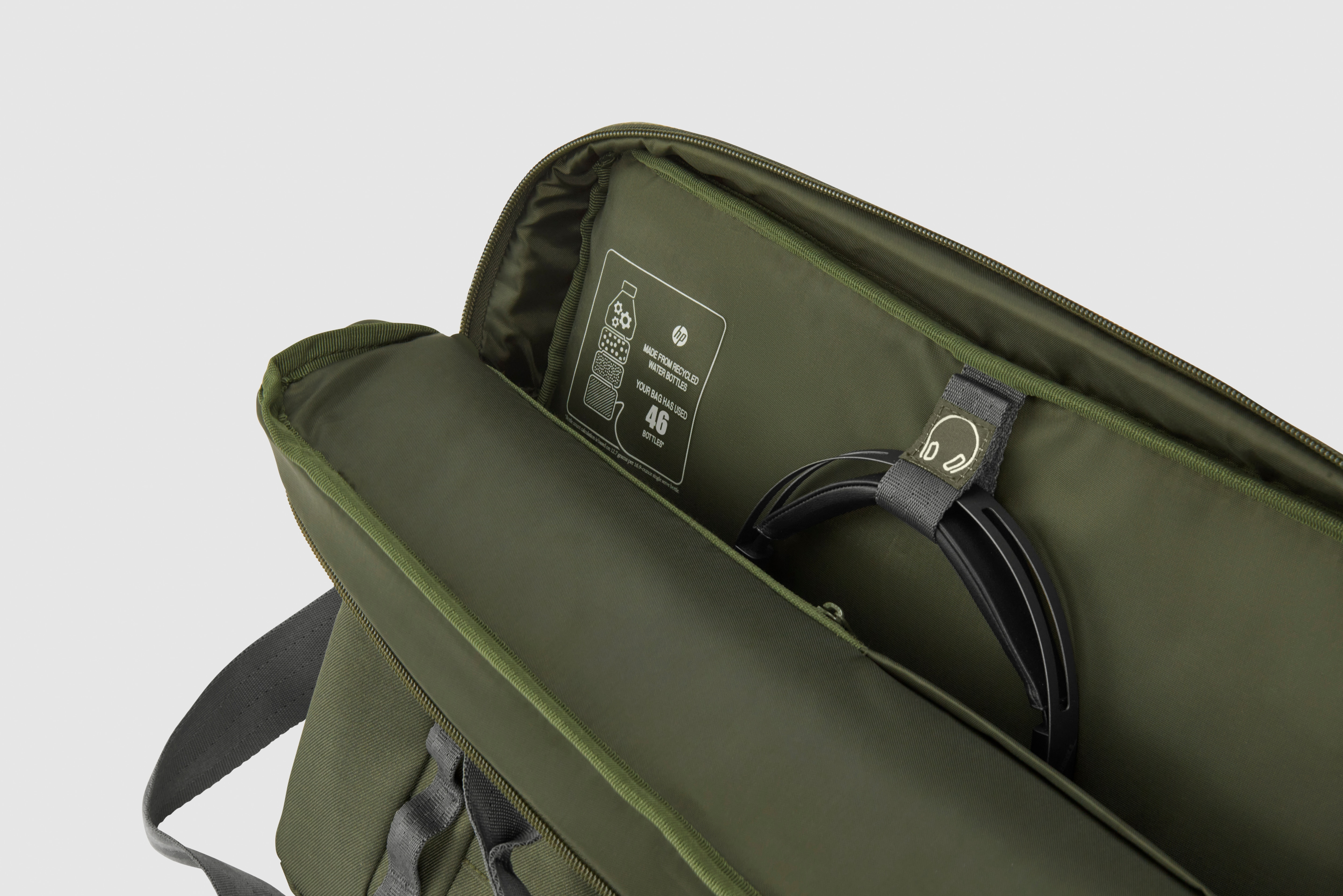 Borsa verde per laptop, aperta. Cuffie all'interno della tasca.