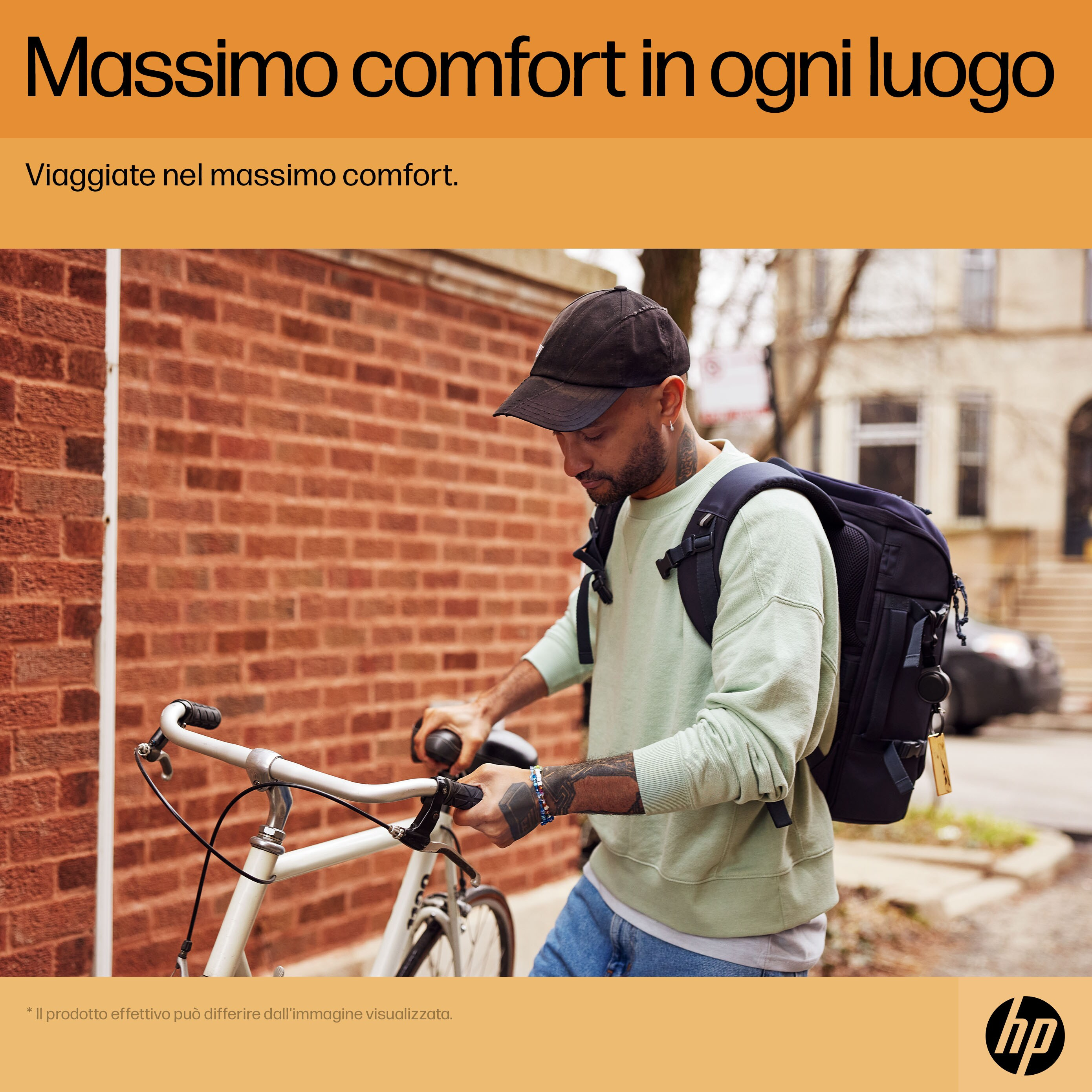Uomo con zaino e bici. Sfondo muro di mattoni. Intestazione arancione. Ambiente urbano.