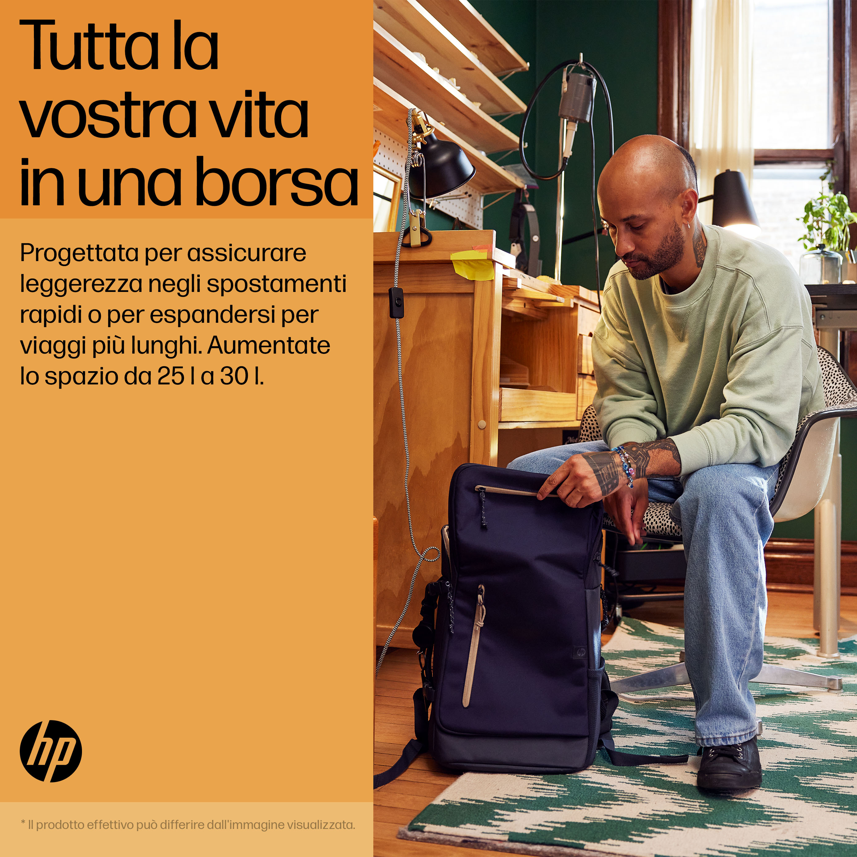 Mann in einem Raum mit Rucksack, Laptop und Schreibtisch.