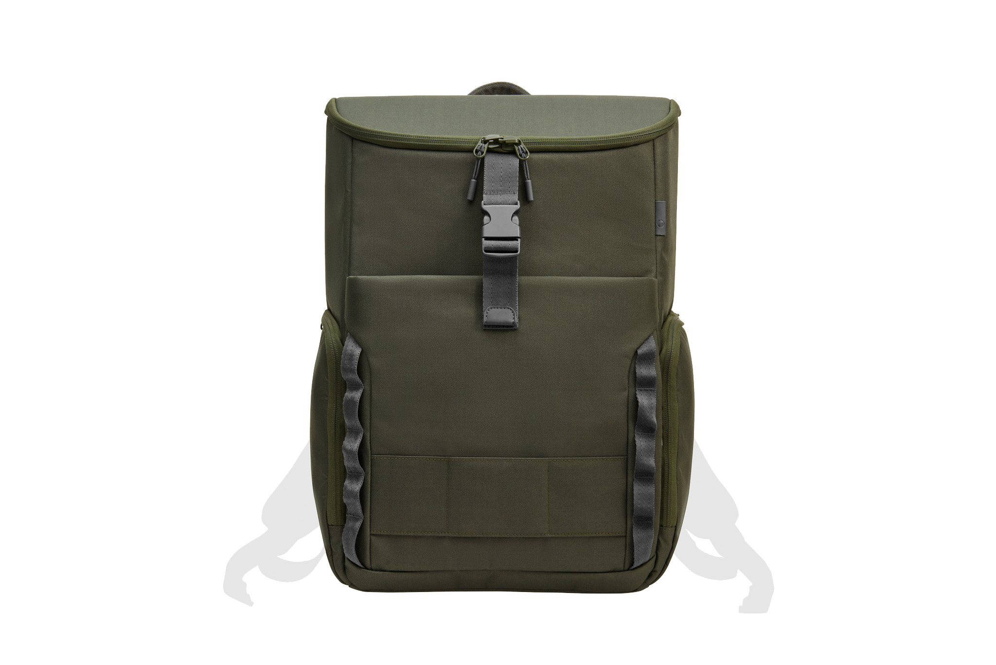 Zaino verde a forma di scatola con patta e chiusura a fibbia. Ha più tasche e cinghie.